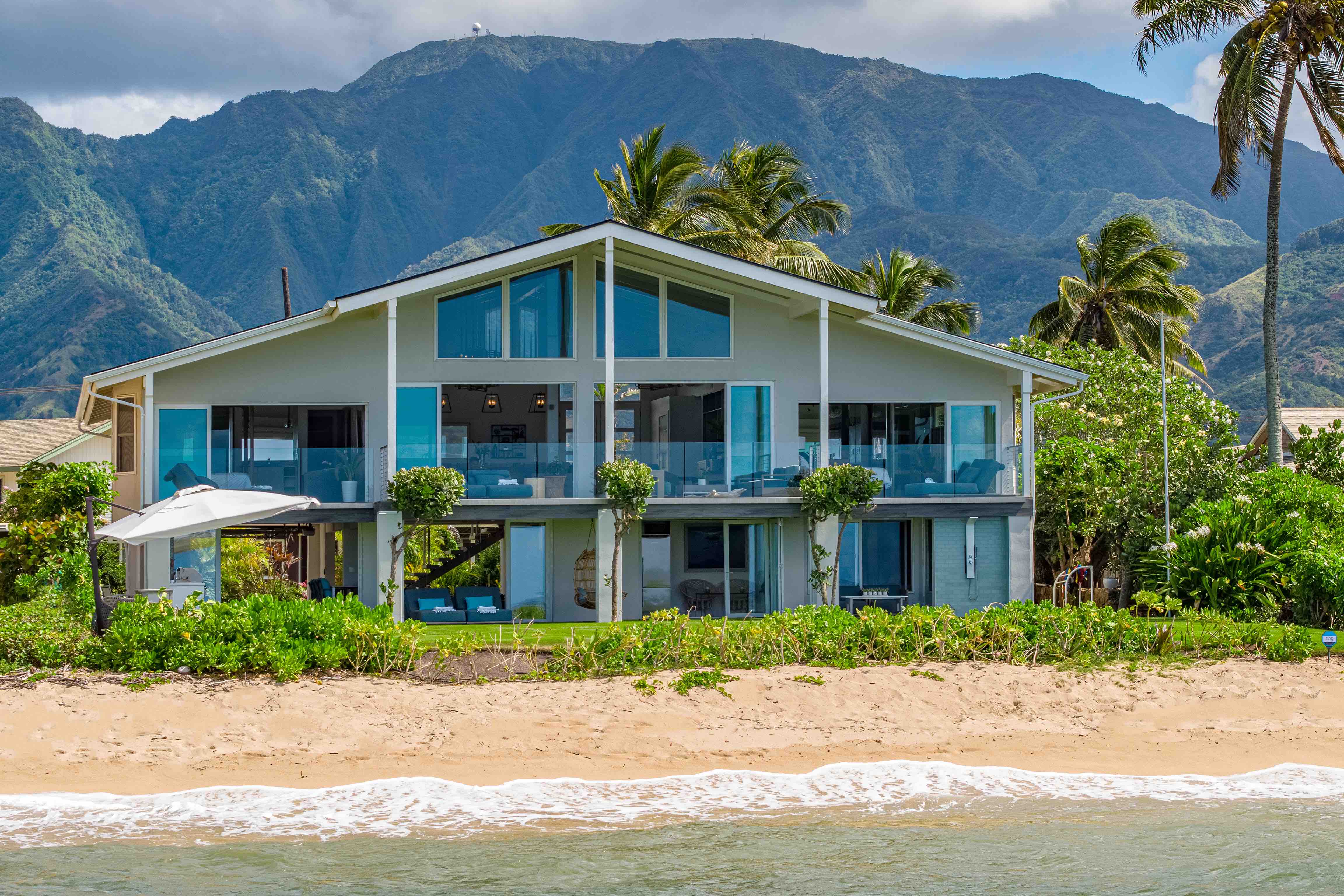 Sea of Glass Luxury North Shore BEACHFRONT home Houses for Rent in