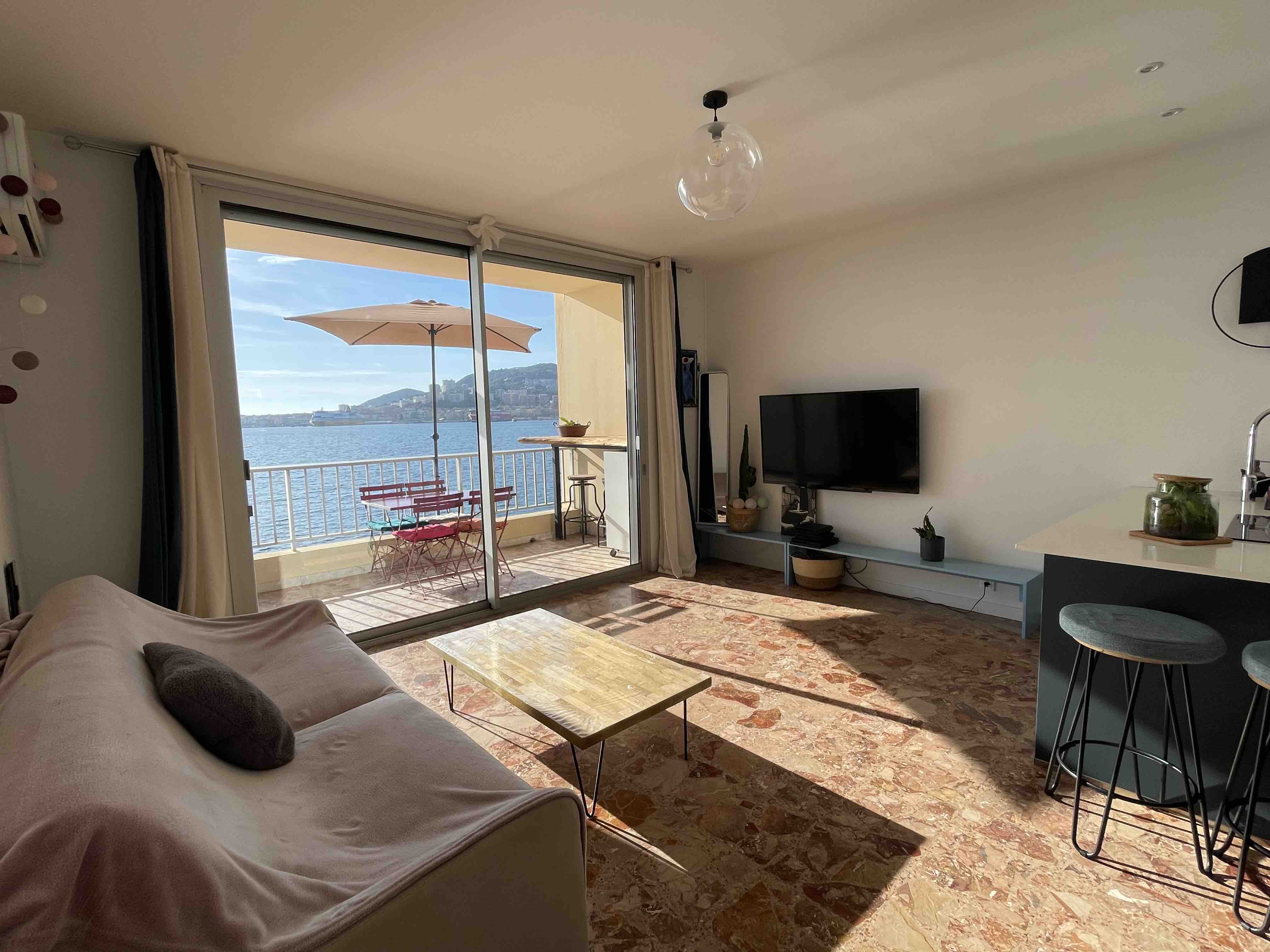 Exceptional sea view, with your feet in the water