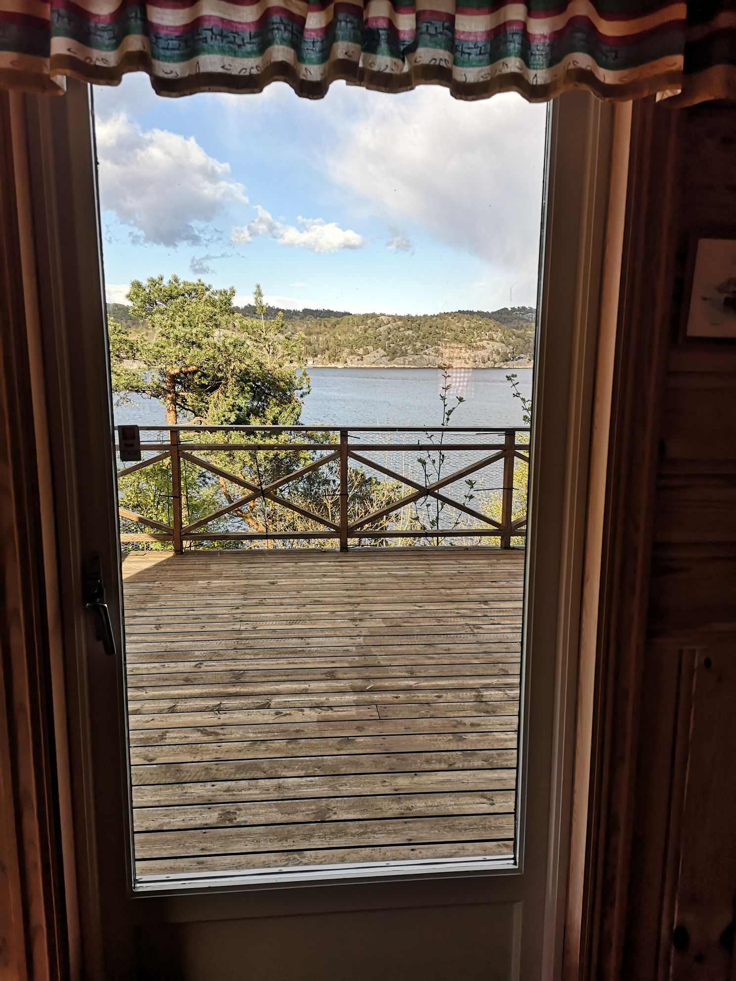 Sunny and spacious cabin with a sea view.