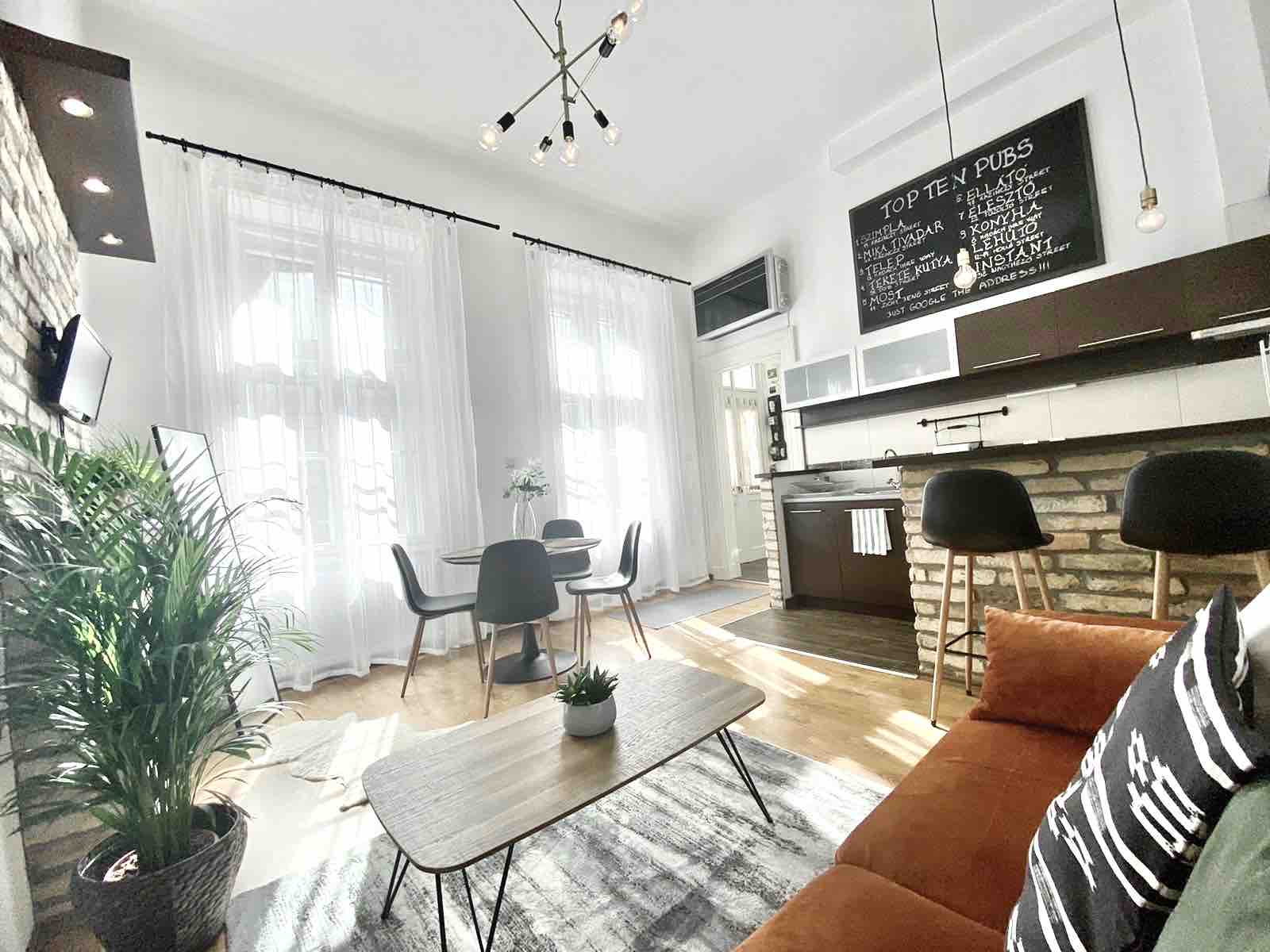 The Rakoczi Apartment Downtown! A/C