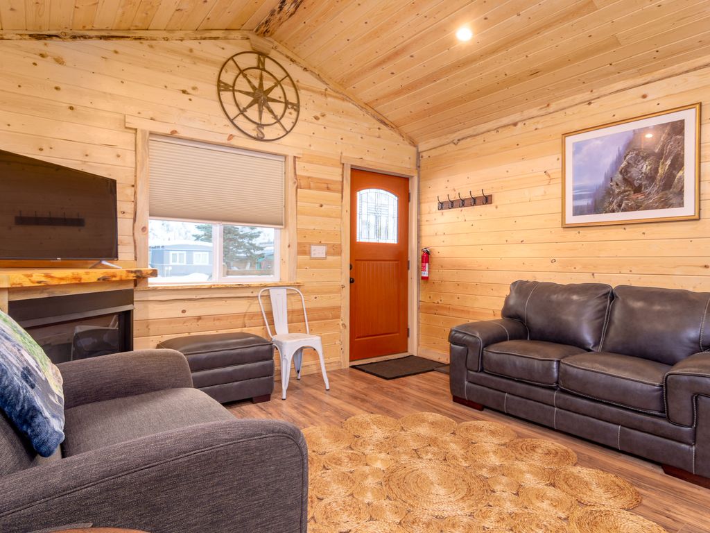 Kade's Cabin 2 bed 1 bath Urban cabin Cabins for Rent in Valdez
