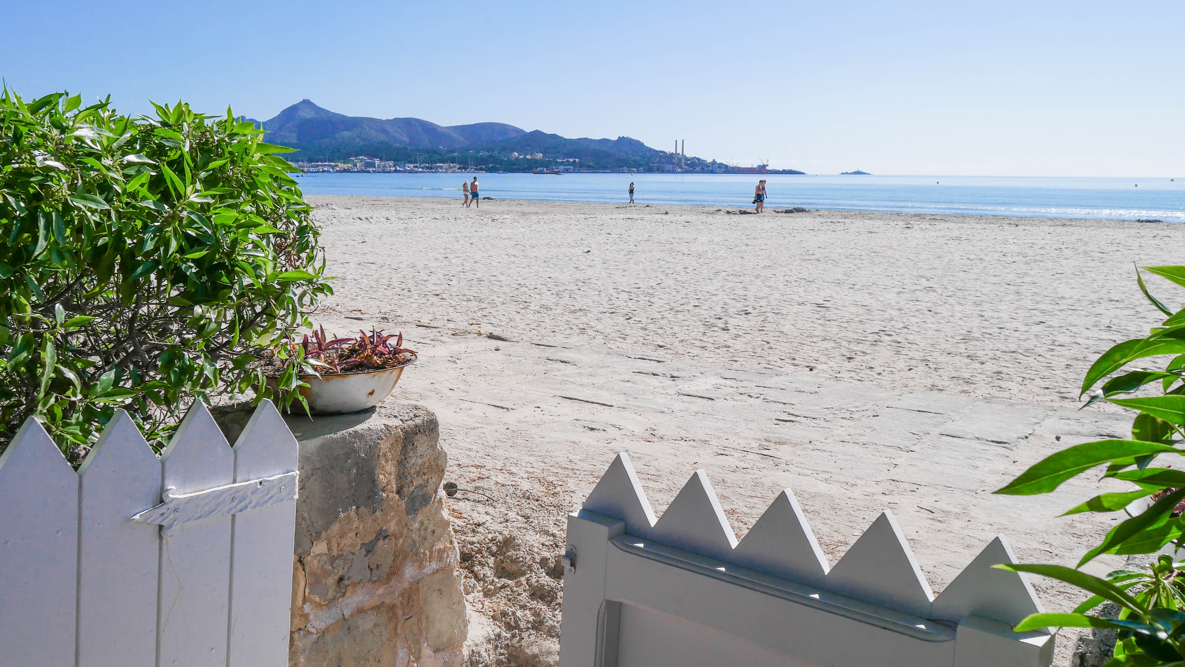 Waterfront 3 Bedroom Beach House Apartments for Rent in Alcúdia