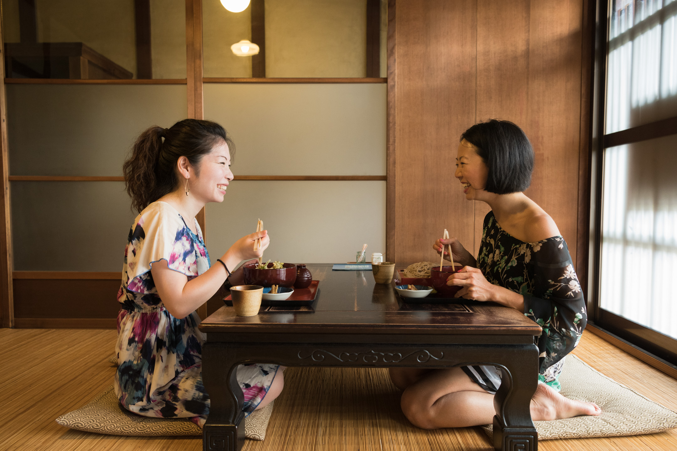 Японски реально мама. Японцы за столом. Традиционный японский стол. Этикет в Японии. Этикет за столом в Японии.