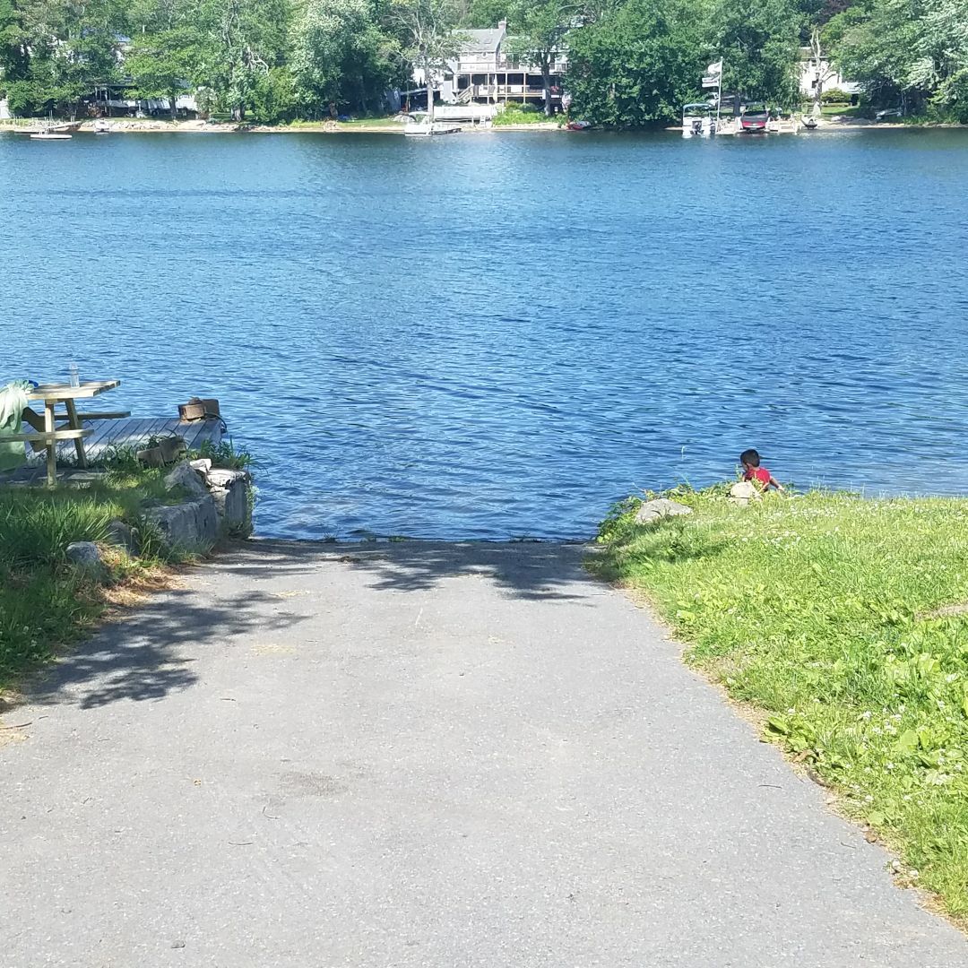 Quaint cottage walk in beach & private boat ramp Cottages for Rent in