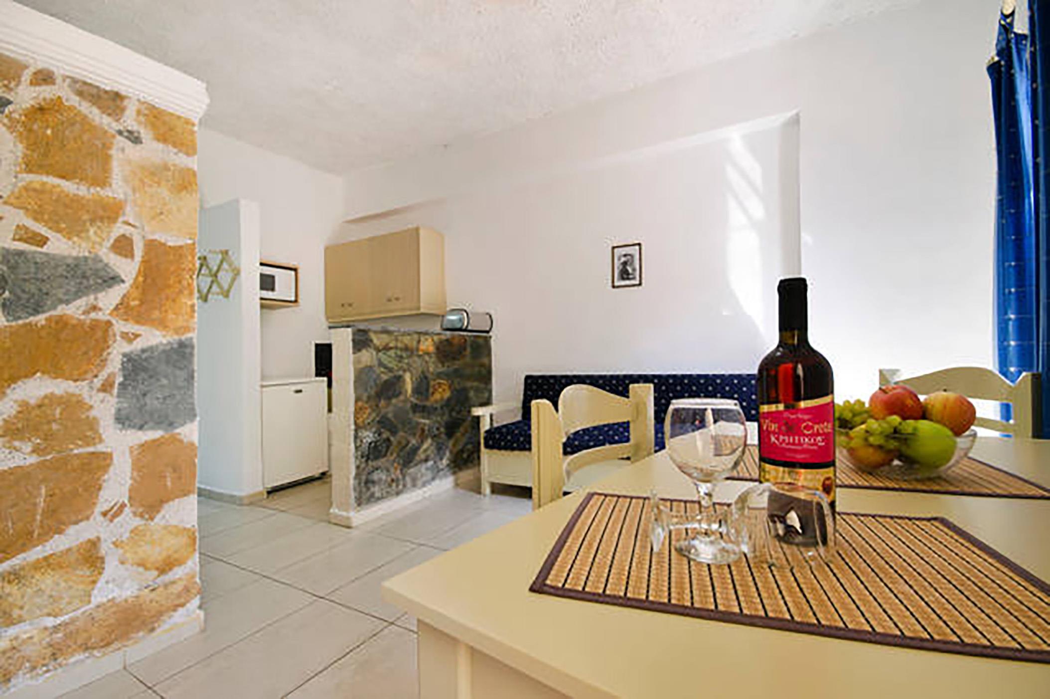 Studio apartment by the sea. in Πλατανιά, Crete