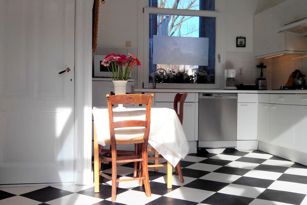 Bright studio, excellent central location!