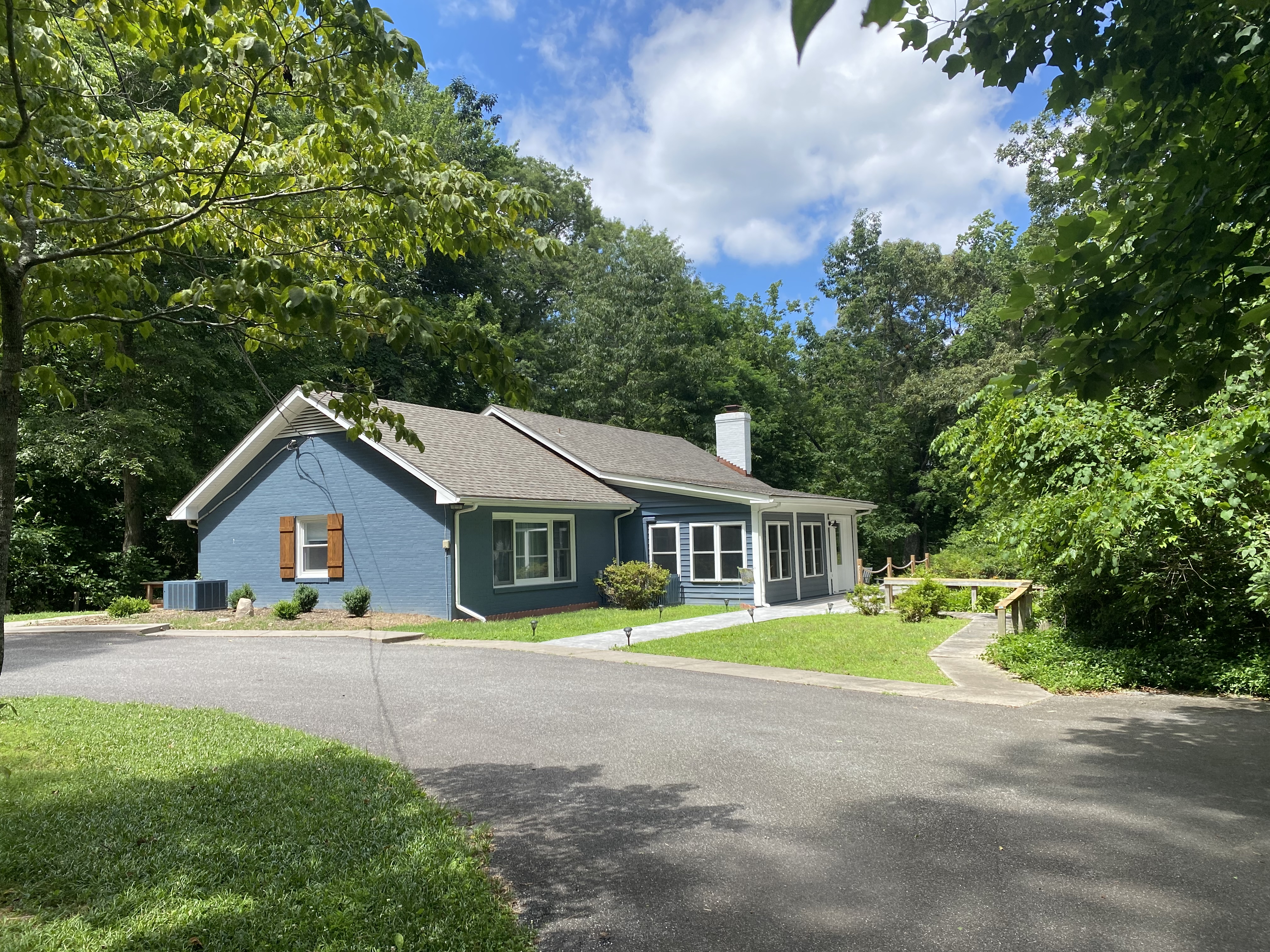 Peaceful Waterfront Cottage  w/ private dock!