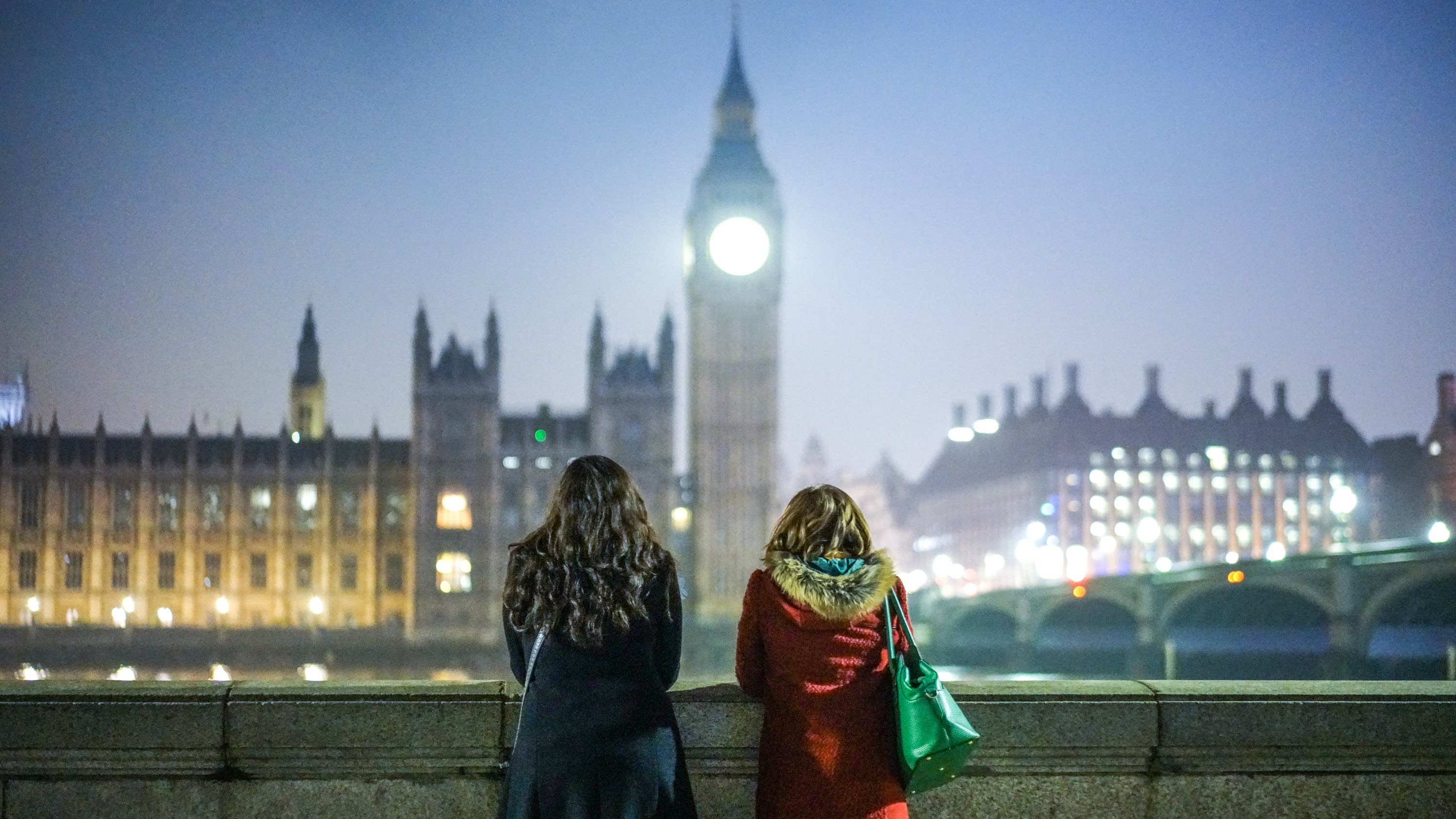 Девушка в Лондоне. Лондон ночной люди. Девушки Лондона фото. Девушка красивая Лондона ночью.