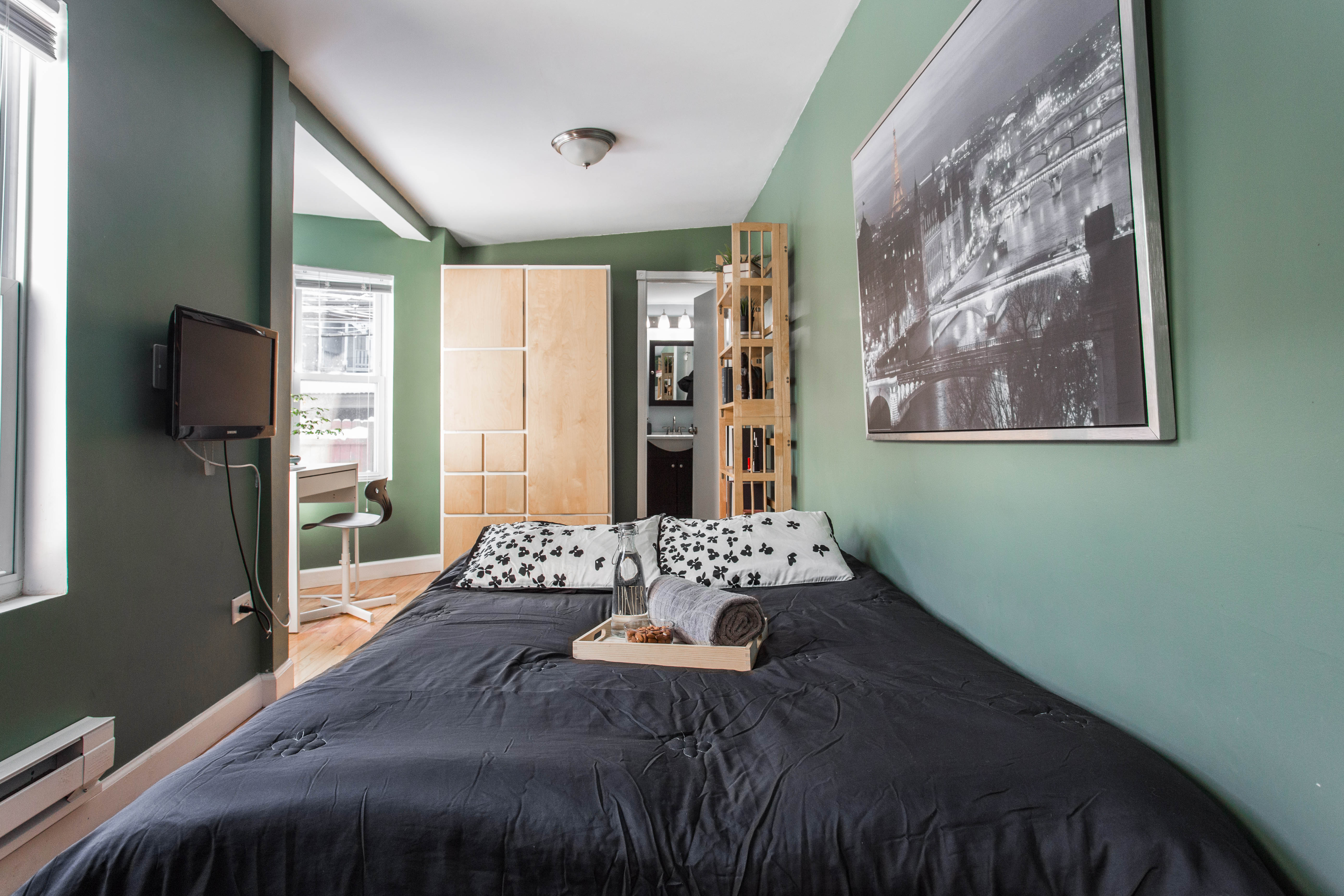 Bedroom with bathroom in Lower West Side, Chicago
