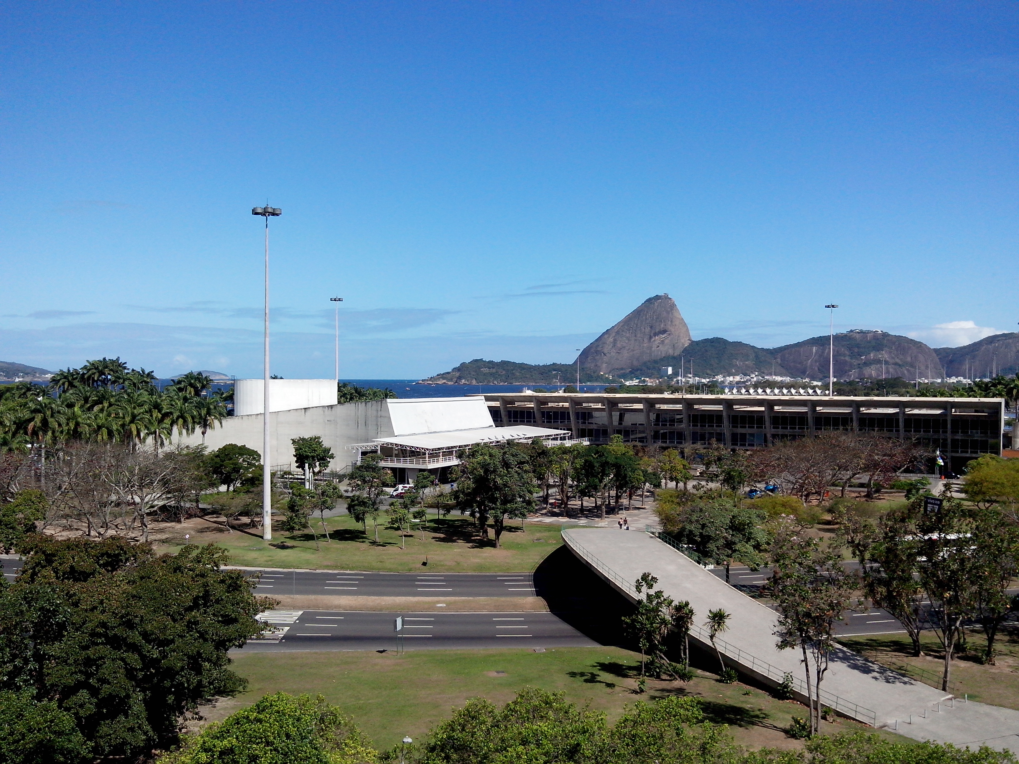 COM O PÃO DE AÇÚCAR BEM NA SUA FRENTE