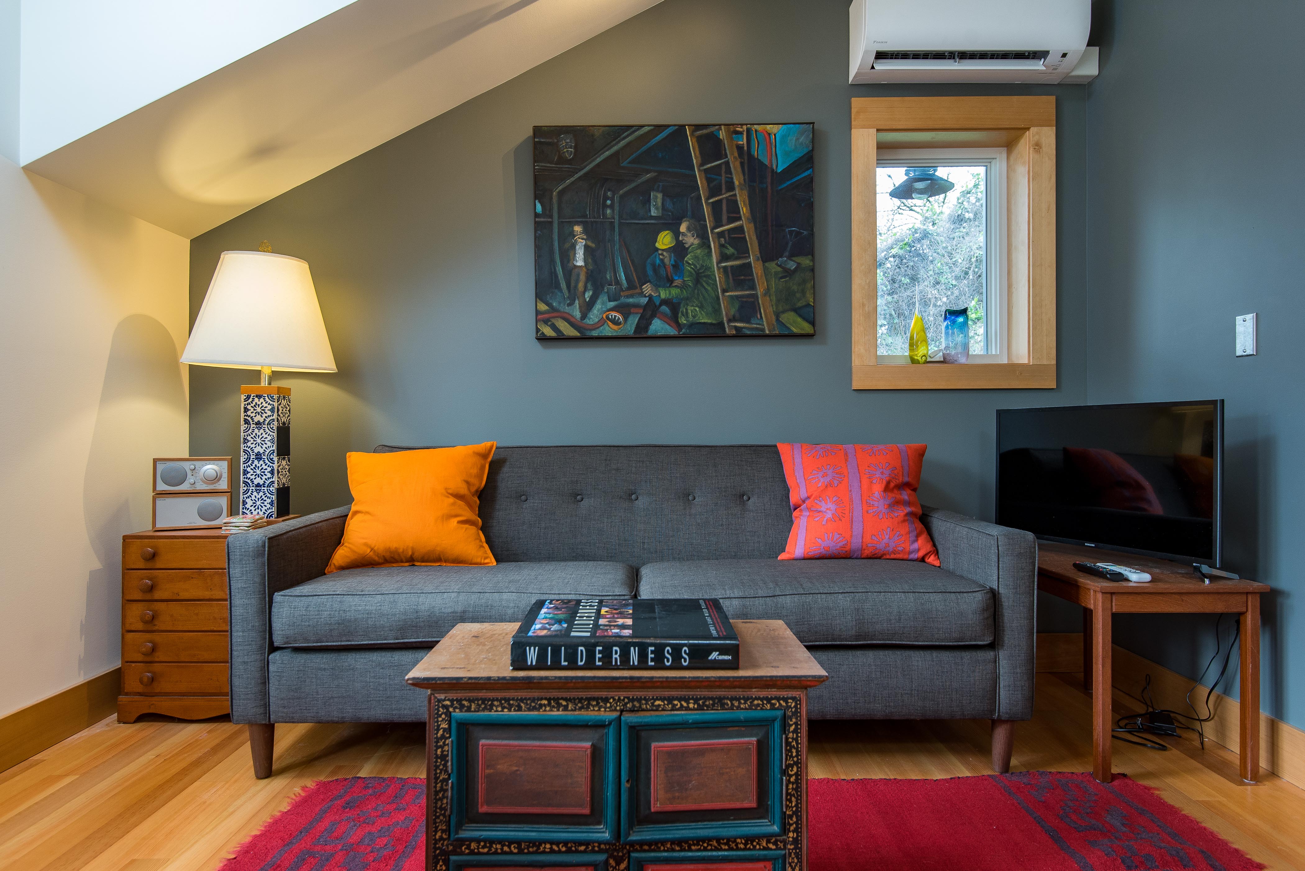 Woodstock modern apartment Guesthouses for Rent in Portland, Oregon