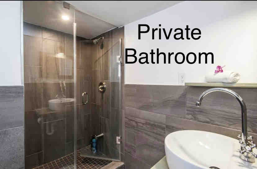 Entire studio private ensuite bathrm, free parkin