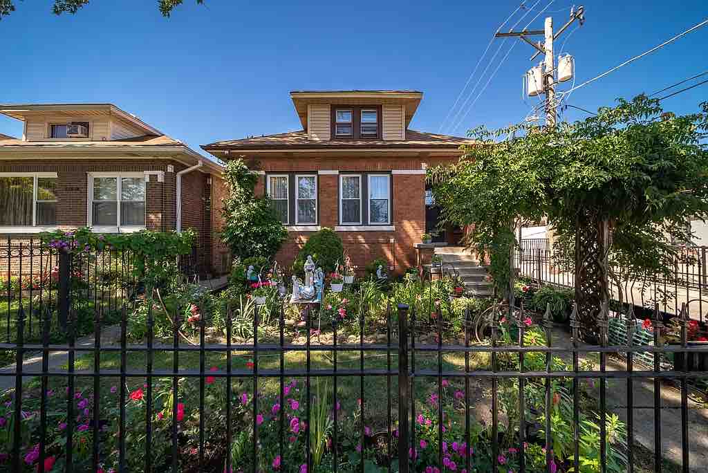 Hilarity ManorRoomy home,arty vibes near Avondale Houses for Rent in Chicago, Illinois