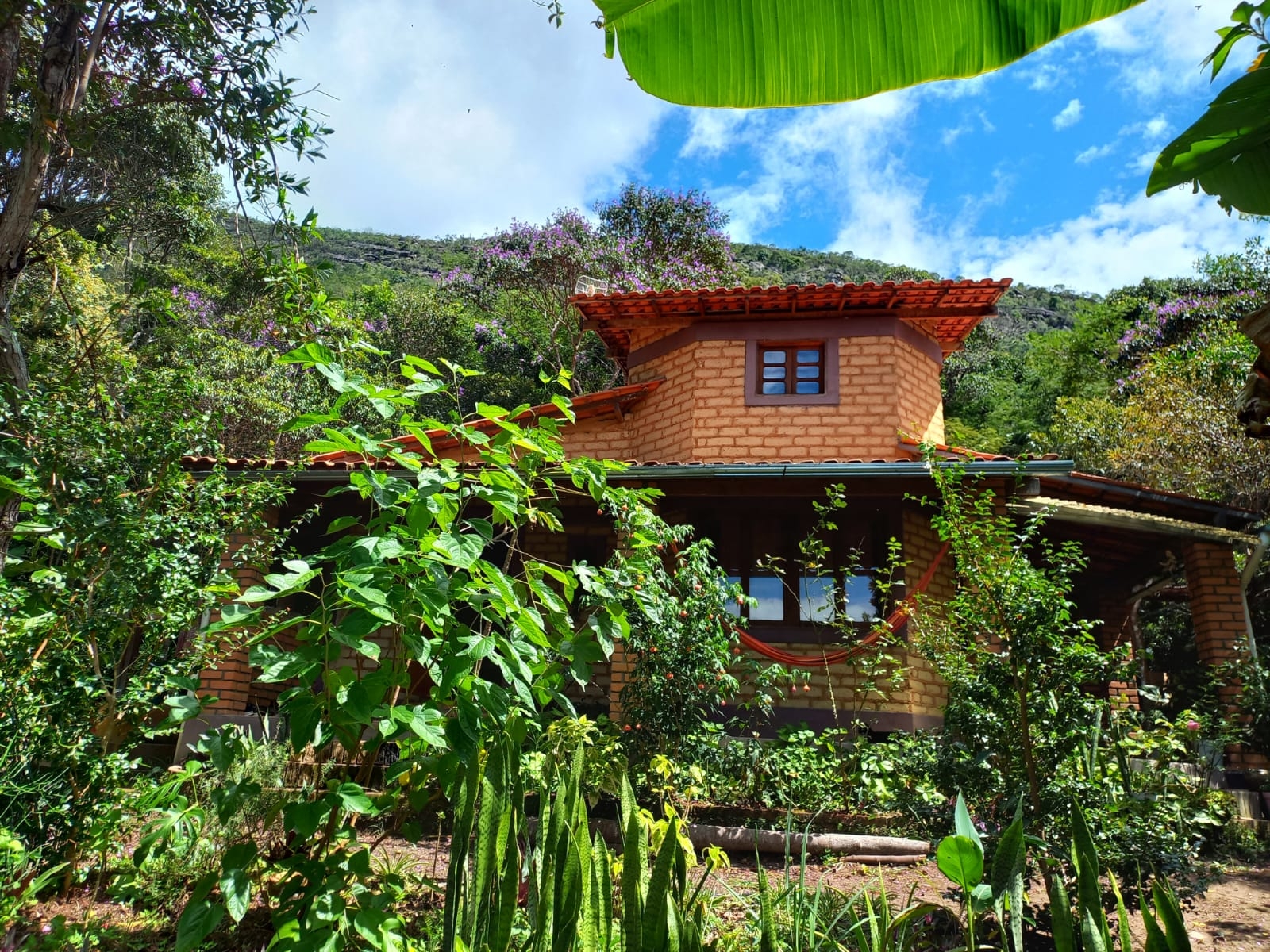 Casa Avarandada at the foot of the mountain/Vale do Capão