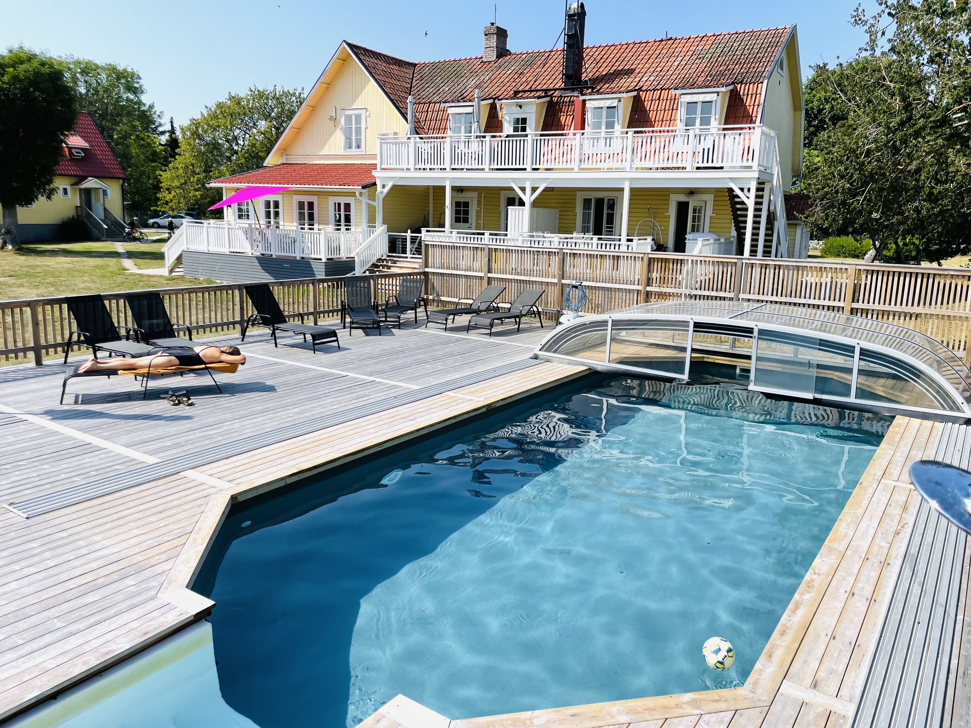 Beachfront with pool & large veranda. Cozy & Quiet