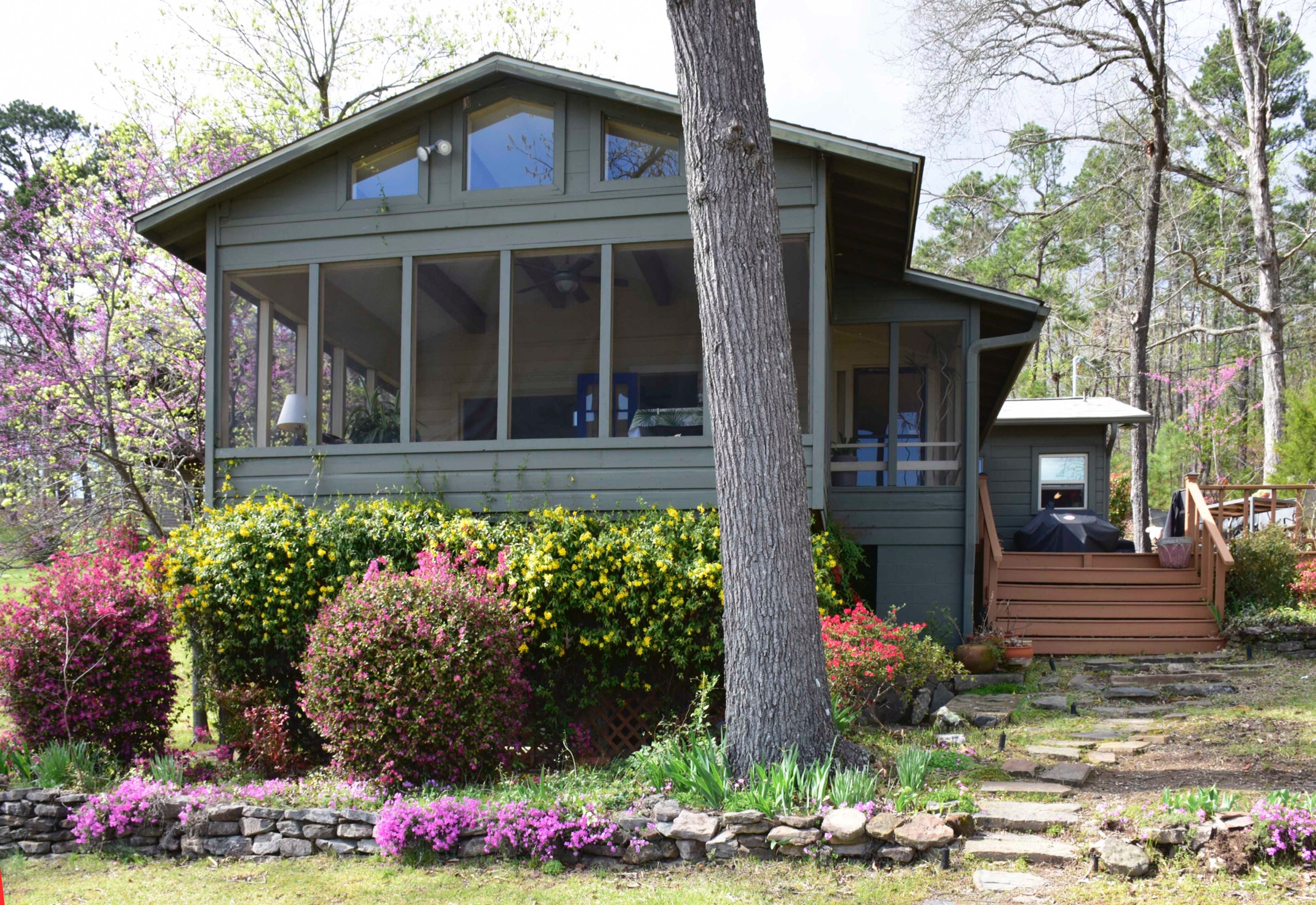 Lake Hamilton Lakefront Cottage, Pet Friendly Cottages for Rent in