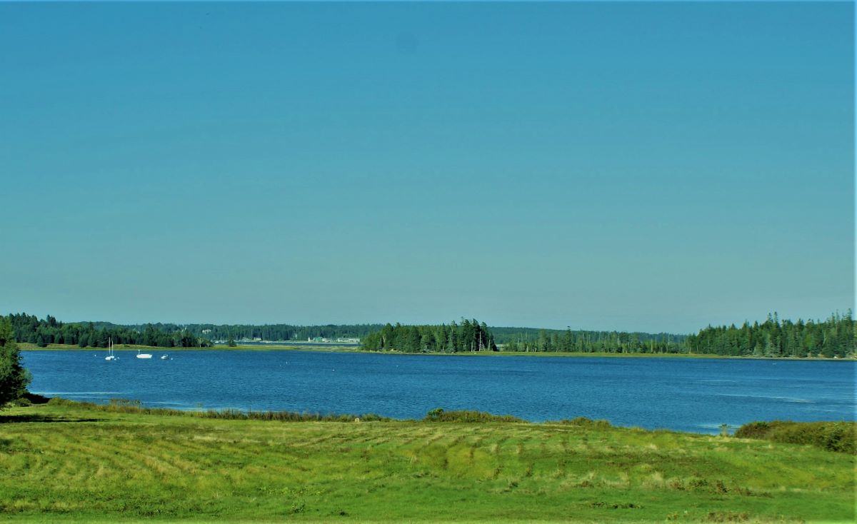 "The Red House" Island Adventure for 6 oceanfront