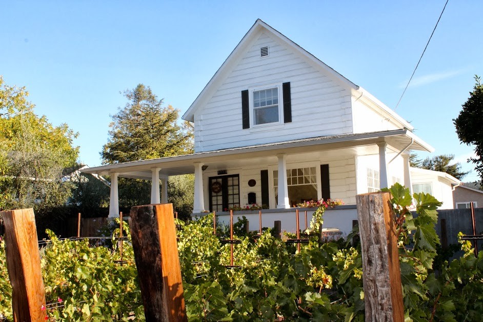 Renovated Farm House Downtown! Houses for Rent in Saint Helena