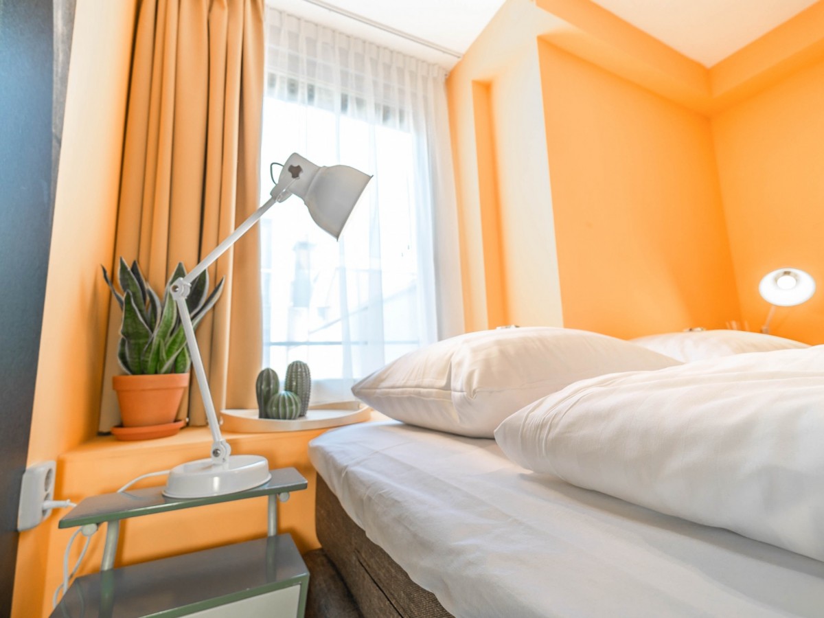 Intimate yellow room for 2 on the Grote Markt! — The Hague stay