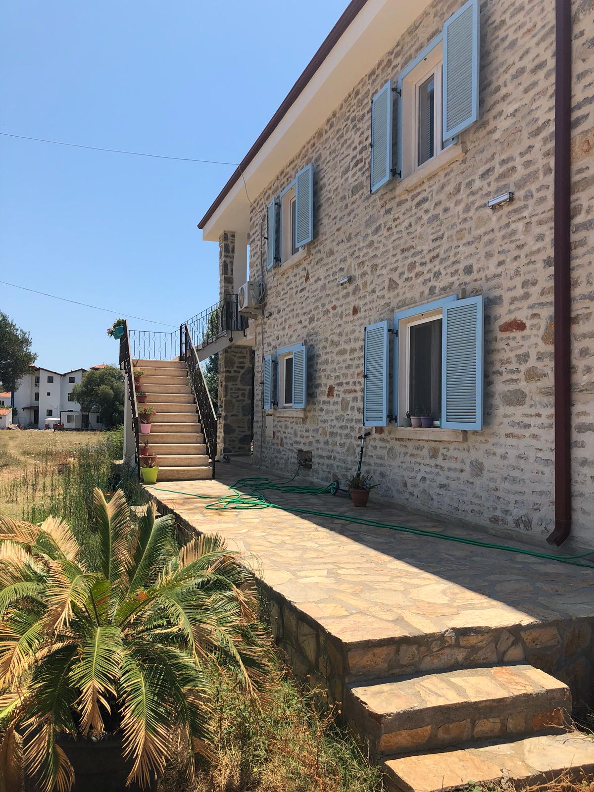 Taş ev (1+1) Palamutbükü’nde denize 250 m. Datça şehrinde Kiralık