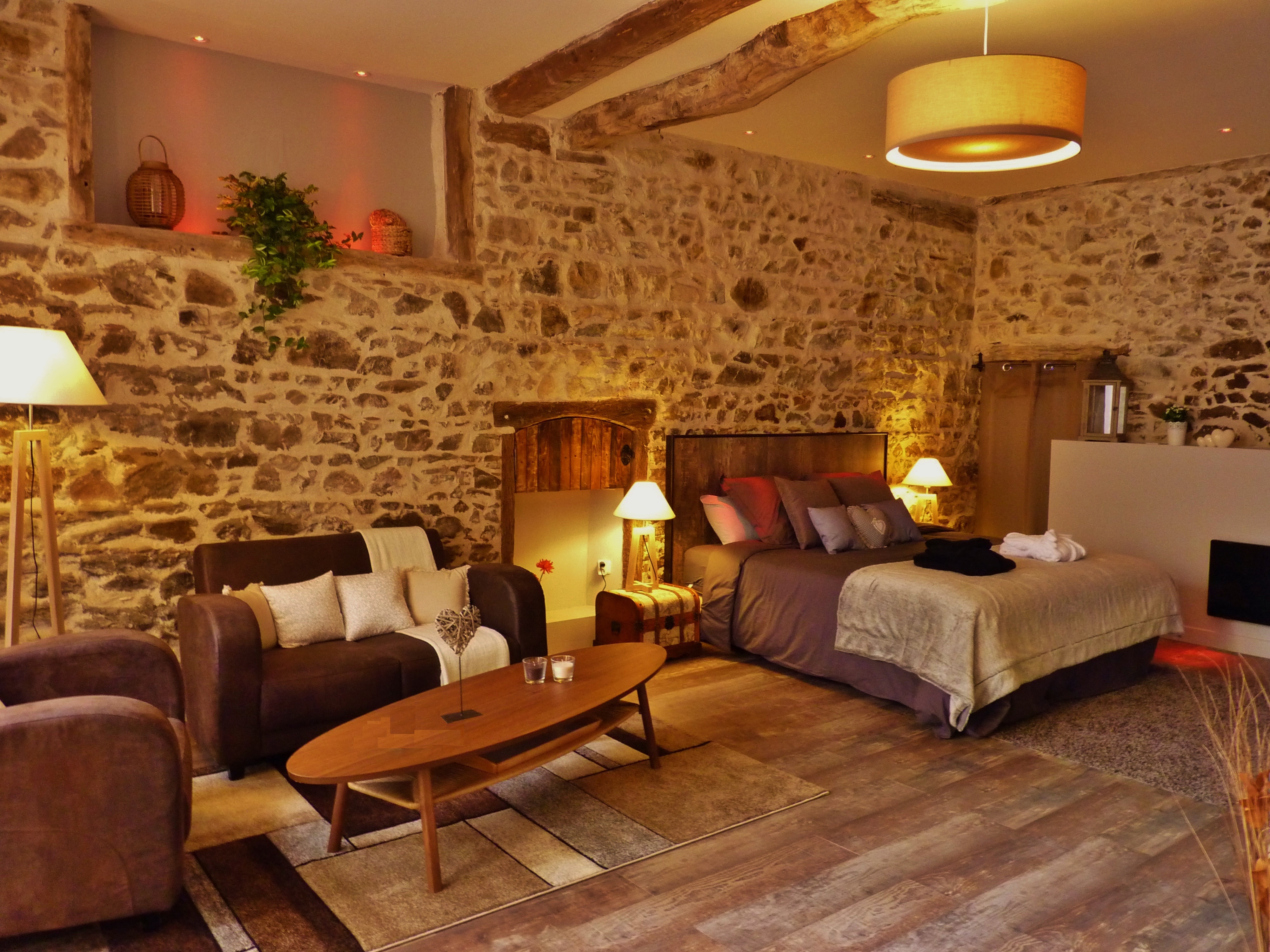 Suite romantique avec jacuzzi et sauna privatifs - Chambres d'hôtes à louer  à Joux, Auvergne Rhône-Alpes, France - Airbnb