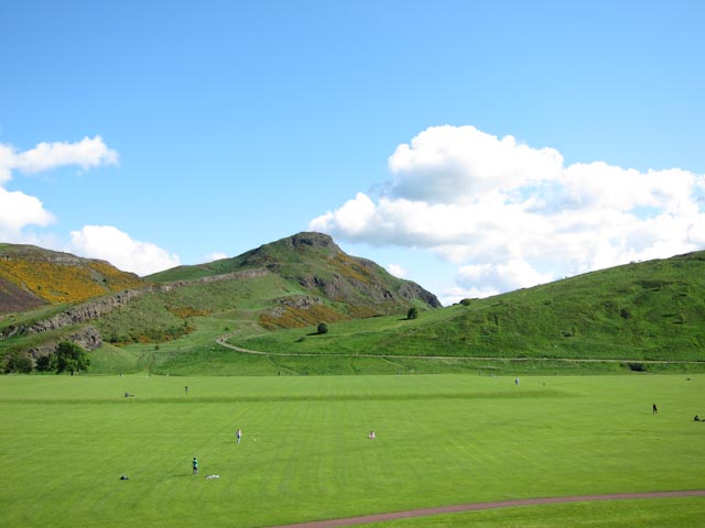 Gorgeous Apartment with Stunning Views, Old Town in Abbeyhill, Edinburgh