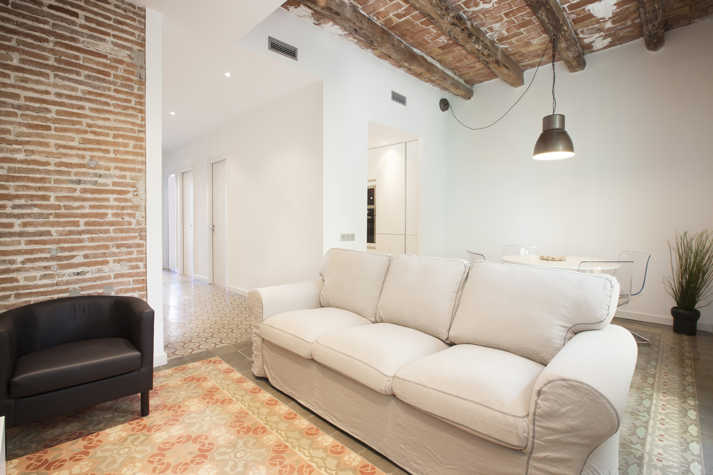 VALLS 3 -Antique & Modernist Apt- w/Elevator now!