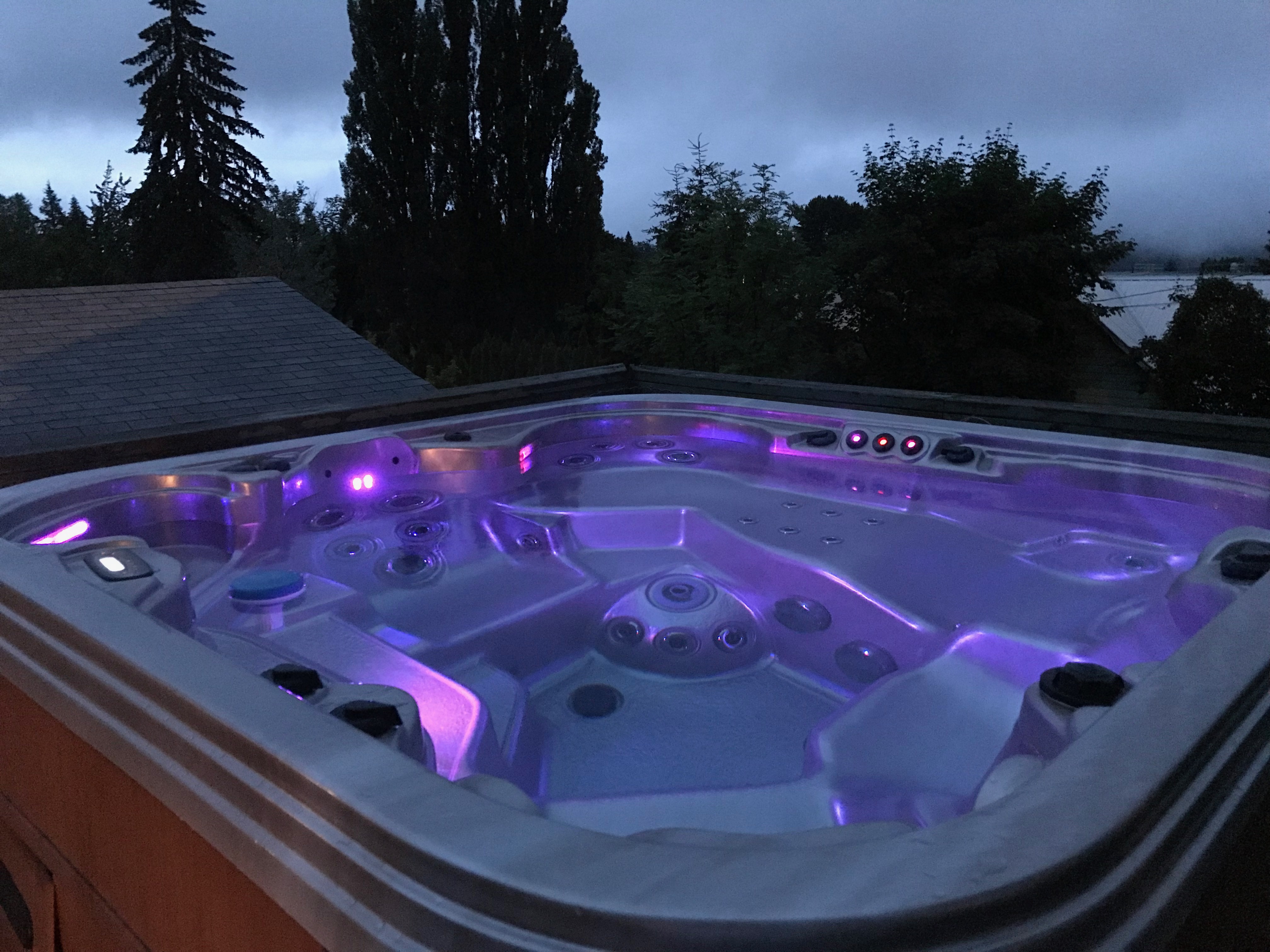 Avalon - right in town w/ valley view and hot tub