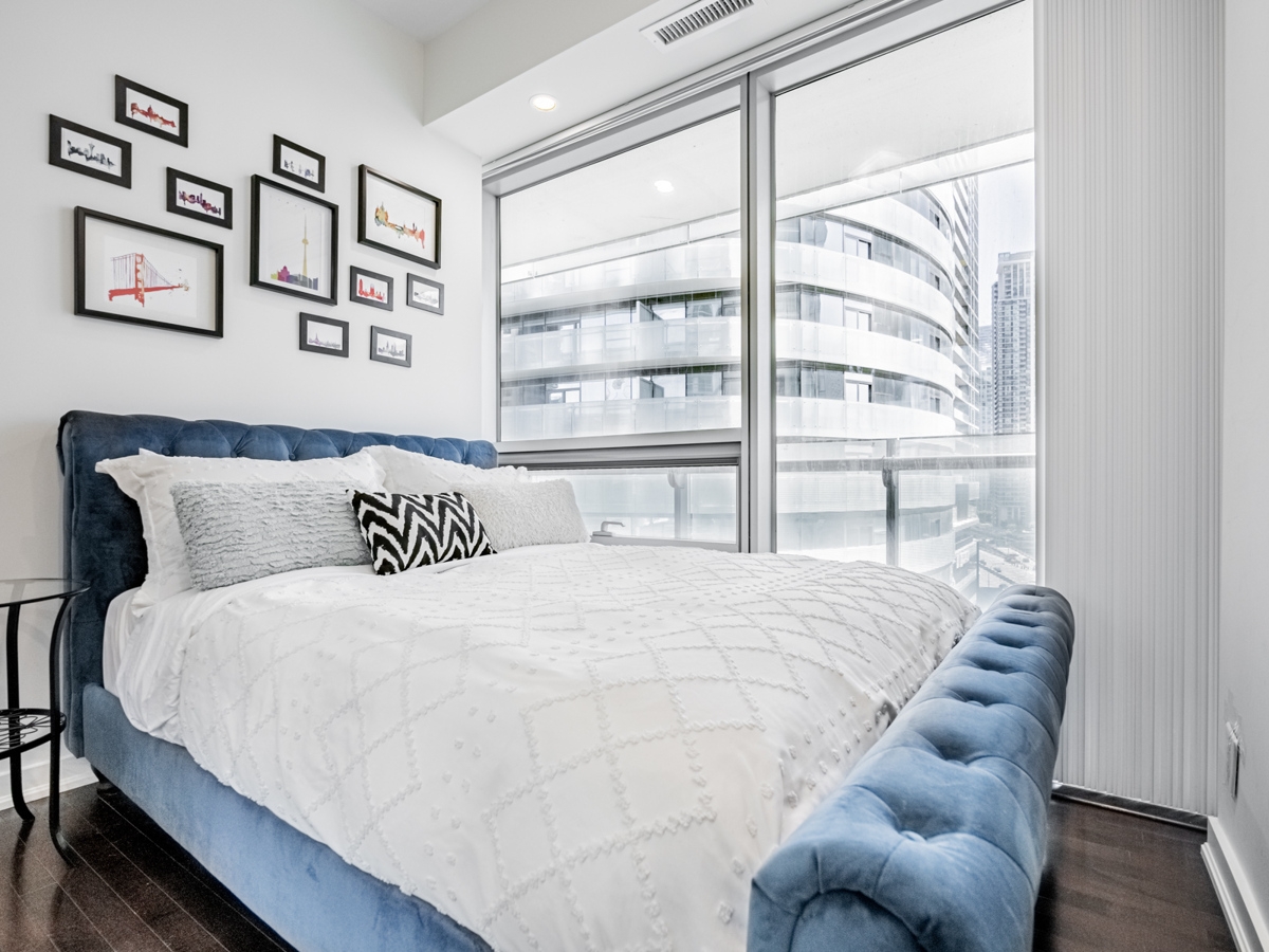 Private bdrm central next to Union and UP express