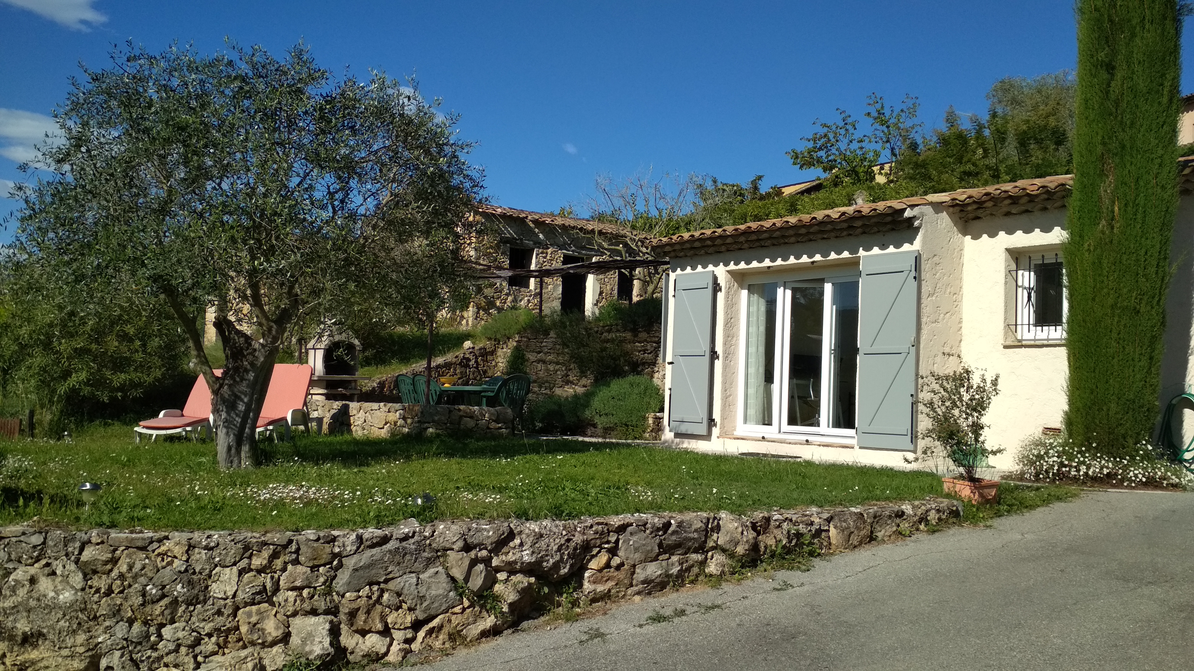 Independent studio with garden, close to Valbonne