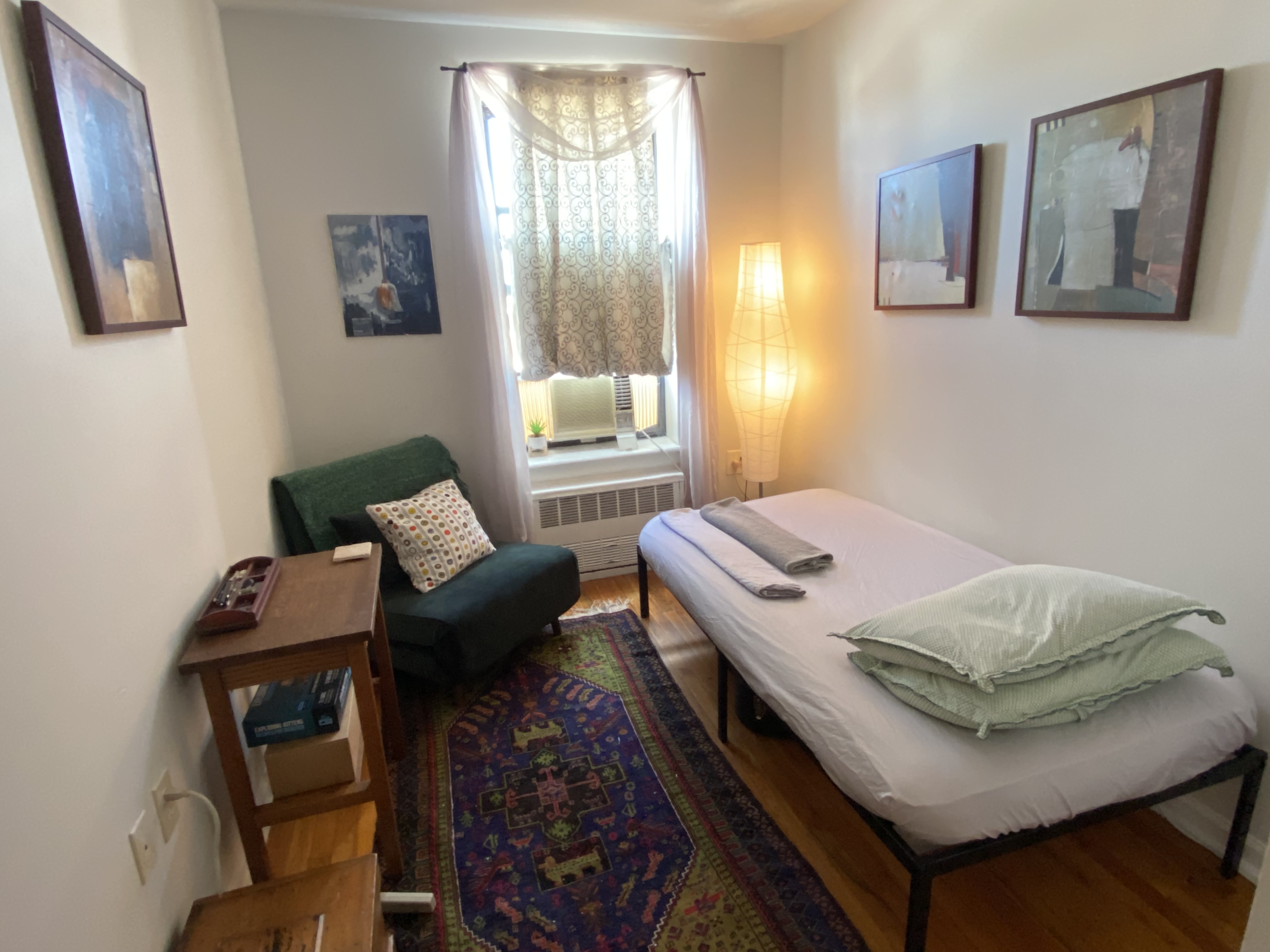 20 min Laguardia Airport 10 min Midtown Crash Pad