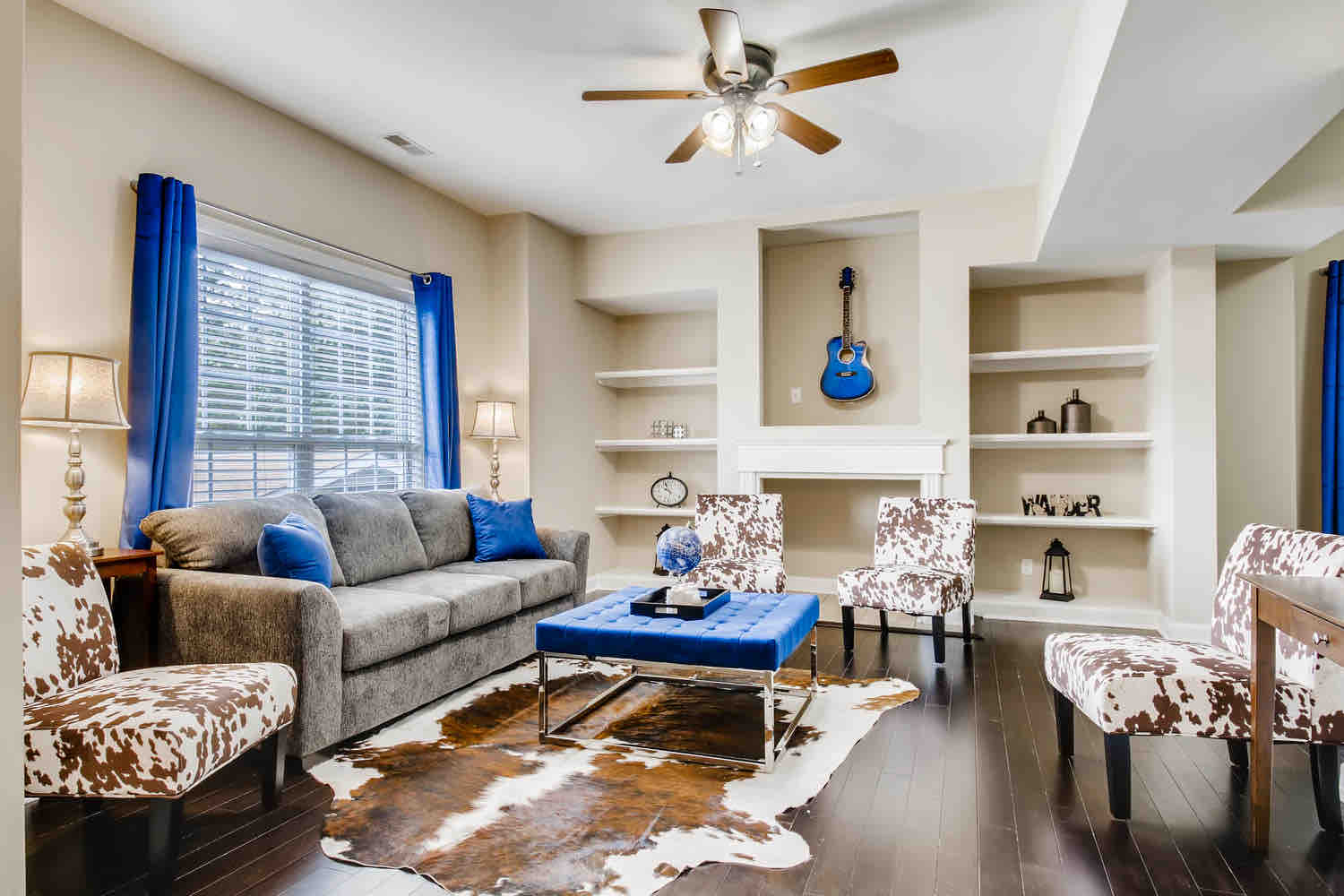 THREE KING beds. FREE parking. 2 miles to Broadway Townhouses for