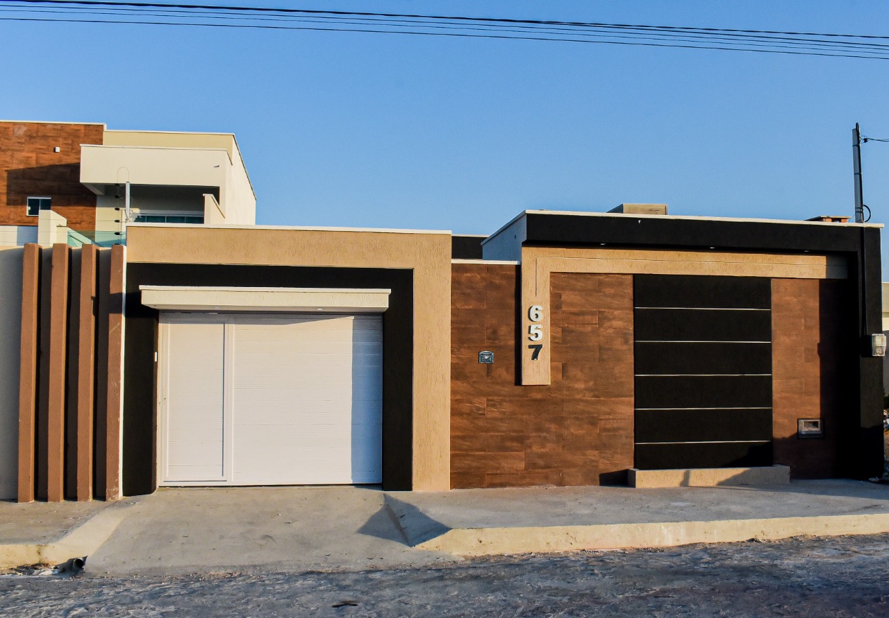 Spacious house with a swimming pool,  hydromassage, barbecue, three bedrooms, one en-suite, two bathrooms in all. Full kitchen with fridge, stove and microwave. located 400m from the beach, 1km from the lake. Space for 3 cars.