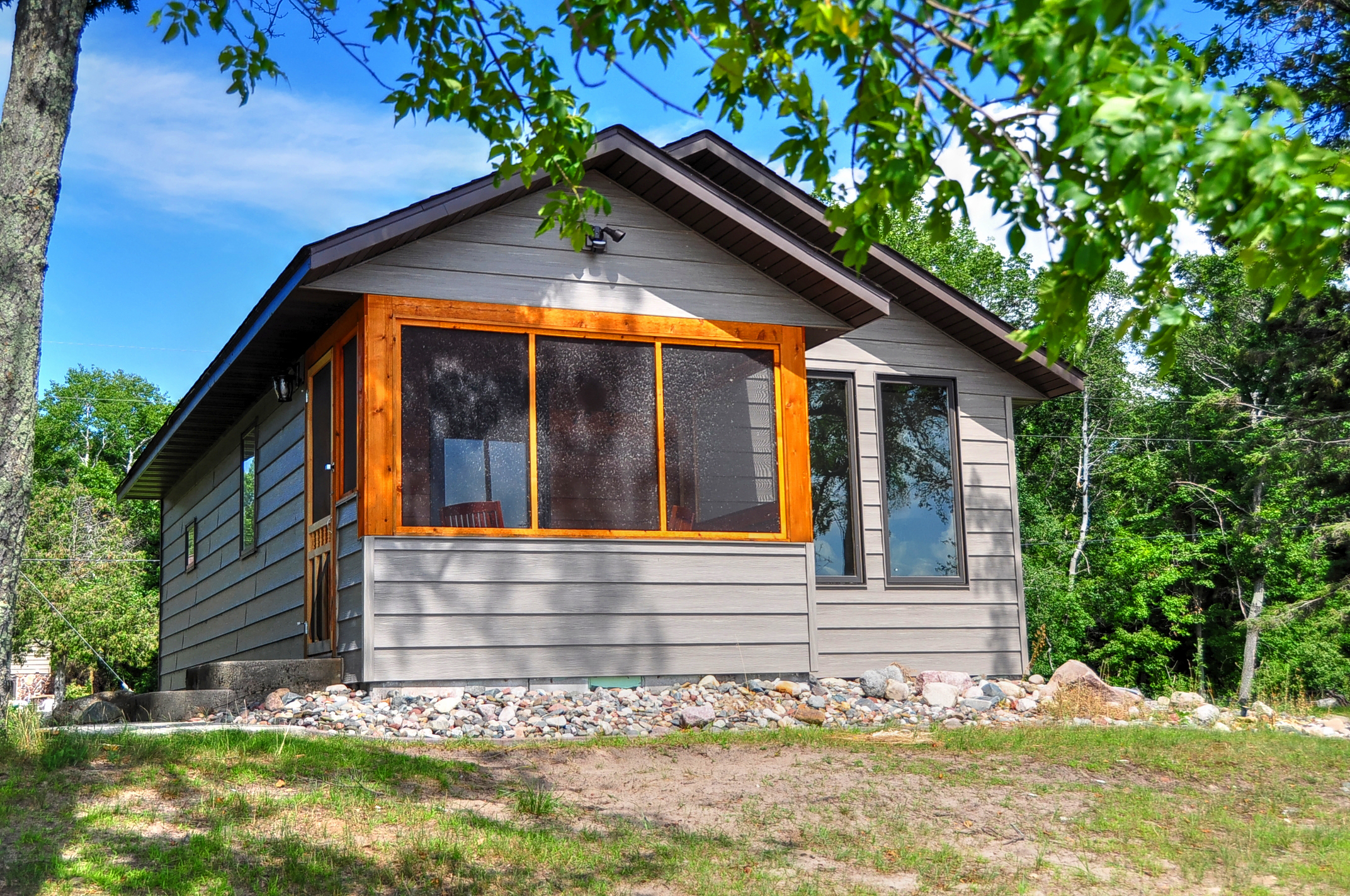 Spectacular Newly Remodeled Gladstone Lake Retreat