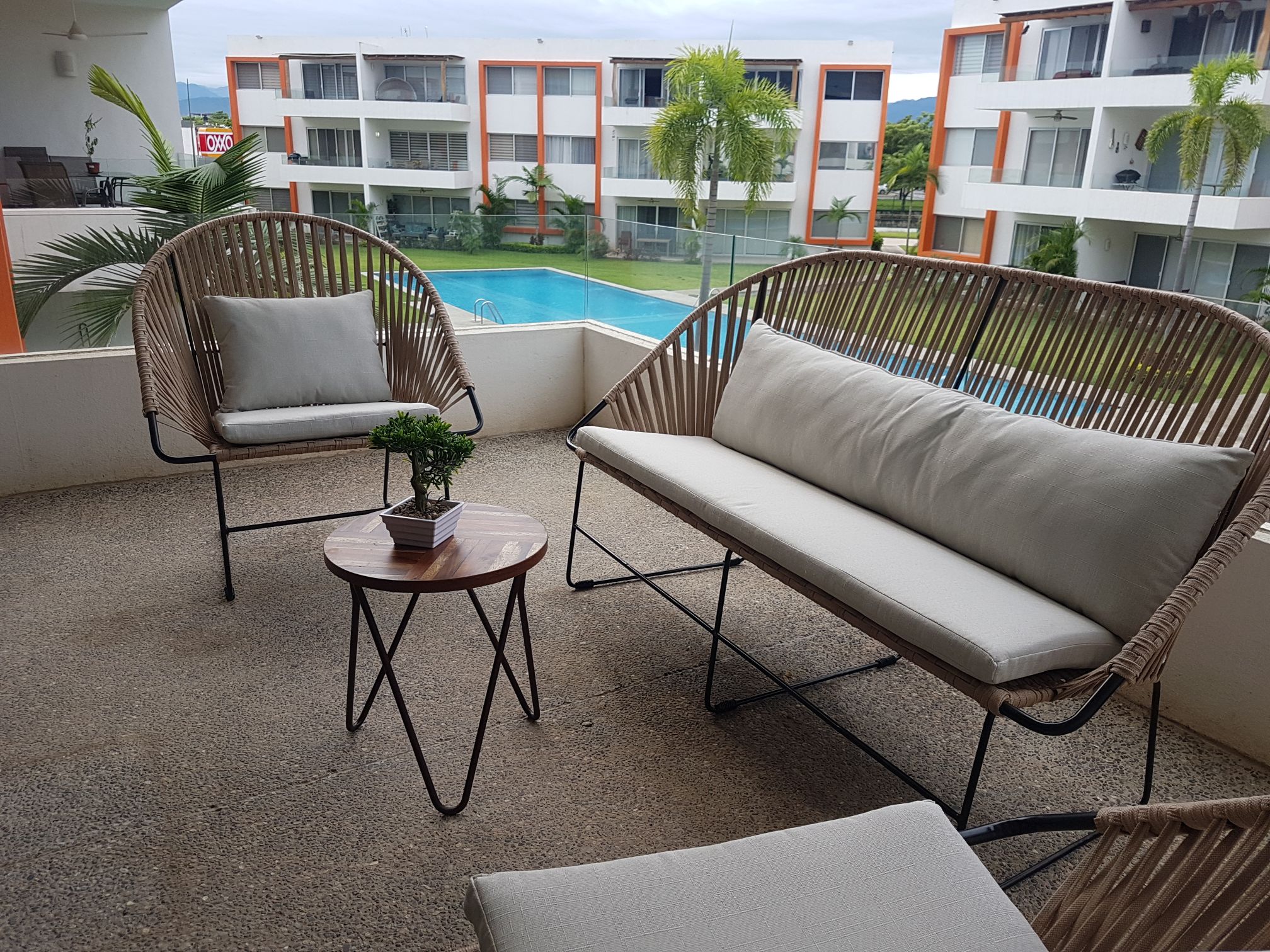 Premiere apartment, ideal for 6.

The apartment features air-conditioning, TV with internet, balcony, 2 bedrooms.

The condominium has a pool.

Excellent location, 10 minutes from Nuevo Vallarta and close to shopping center.