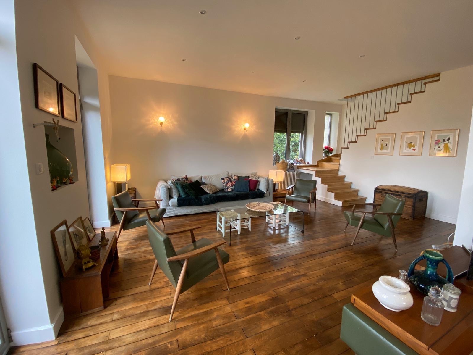 Comfortable house with secure pool and park