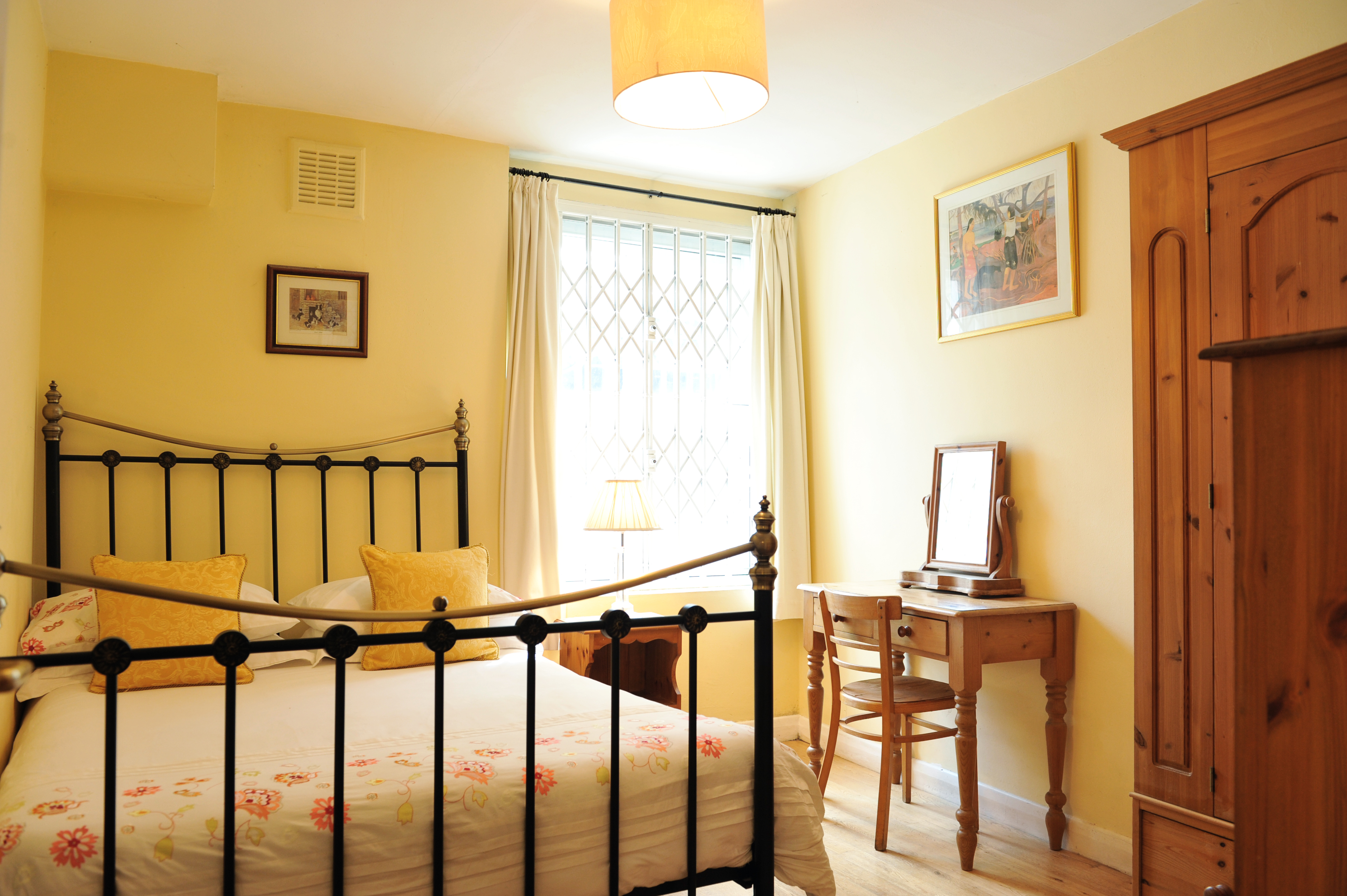 Lovely, spacious garden apartment. in Hammersmith and Fulham, London