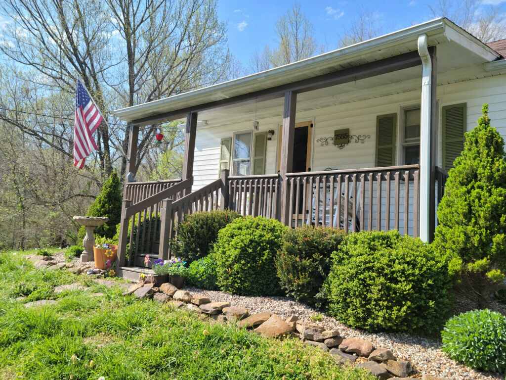 The Cobden Cottage A Soul Refreshing Getaway Houses for Rent in Cobden, Illinois, United States