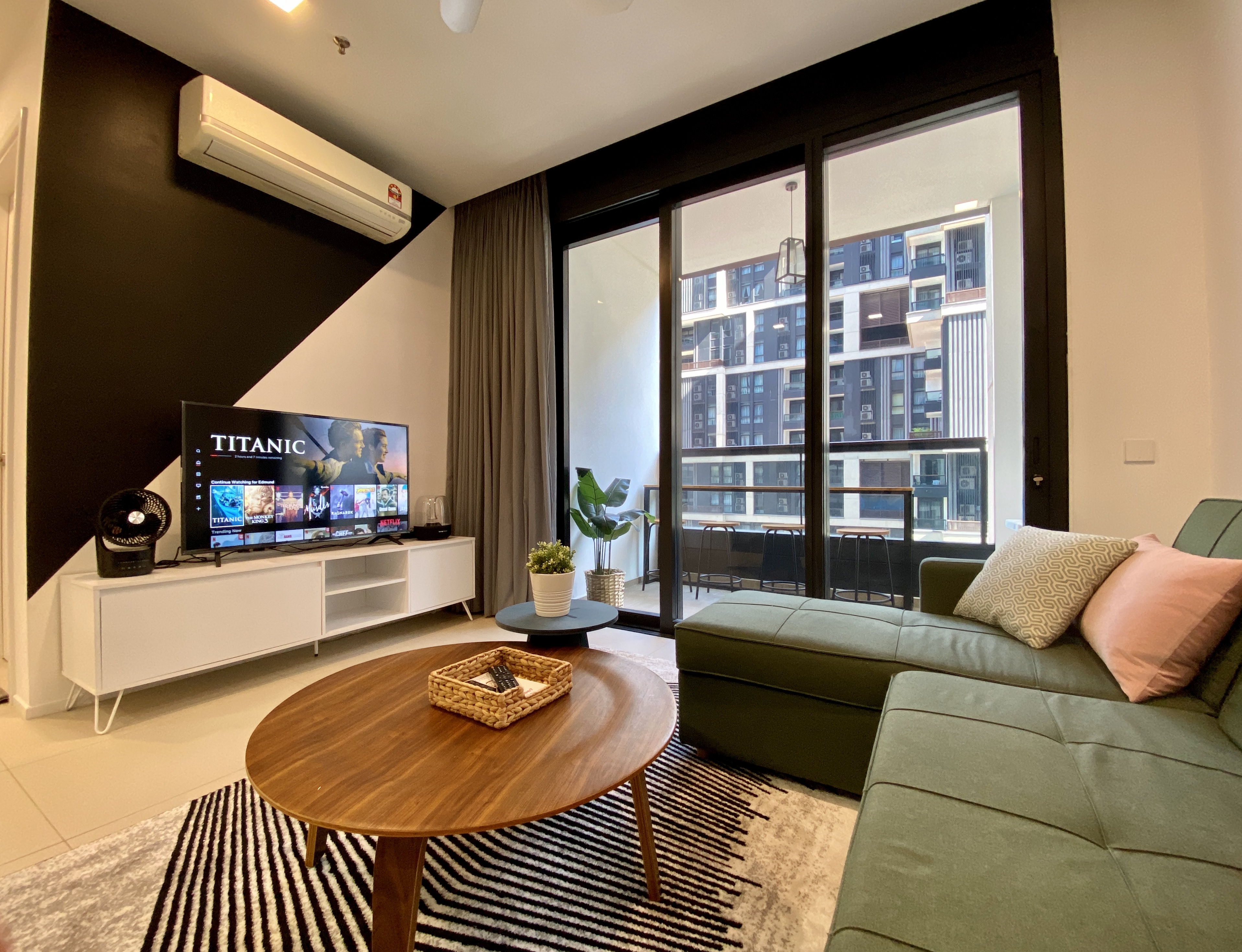 Netflix Comfy Family 1 6pax Mont Kiara Arcoris Condominiums For Rent In Kuala Lumpur Wilayah Persekutuan Kuala Lumpur Malaysia