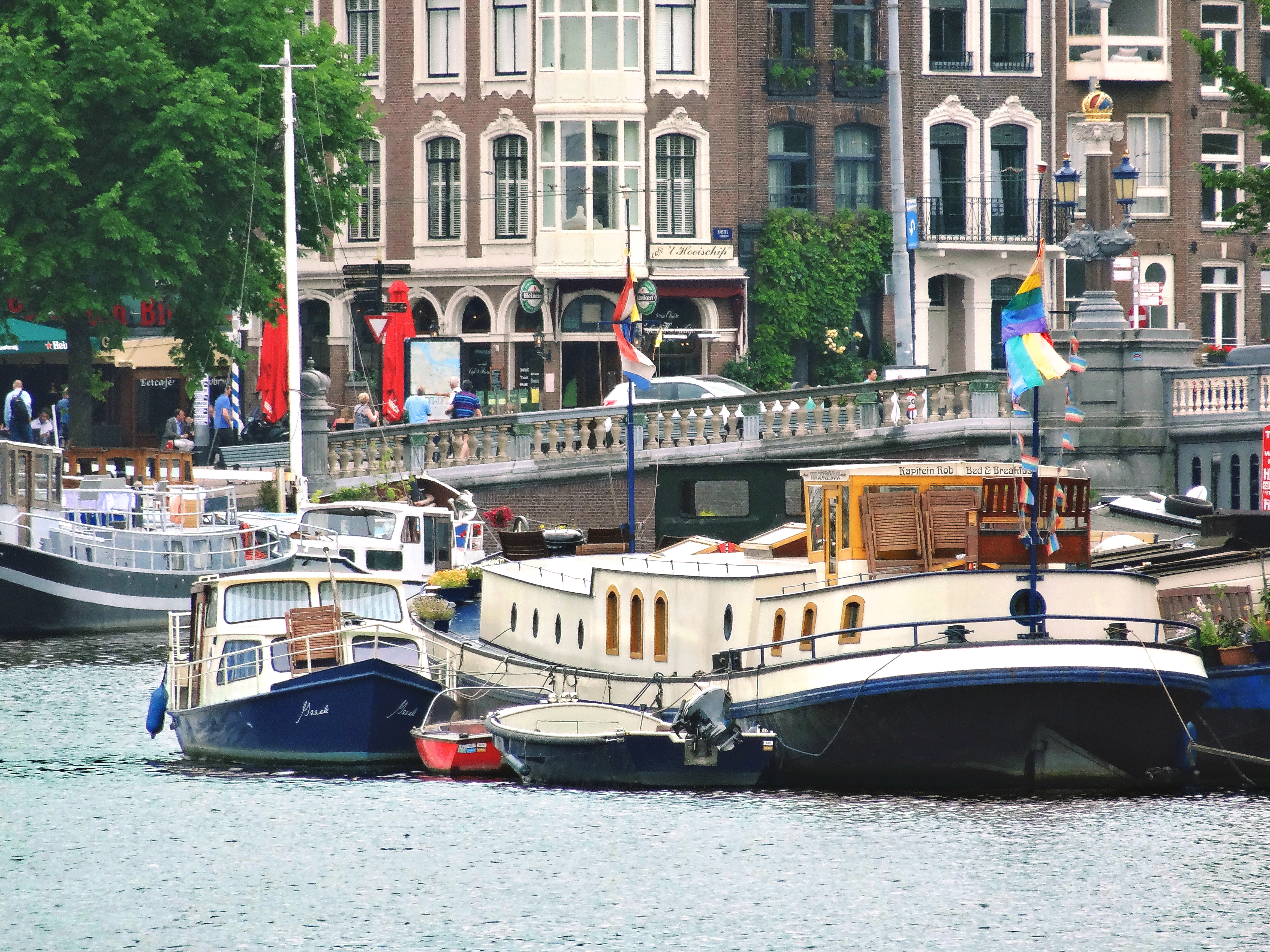 Art nouveau houseboat overvieuwing Amstel river — Amsterdam stay