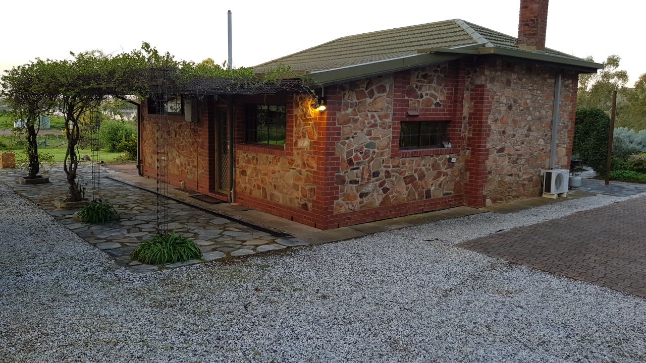 Barossa Glen - Henri's Cottage - Bed and Breakfast in Sandy Creek, Barossa Valley