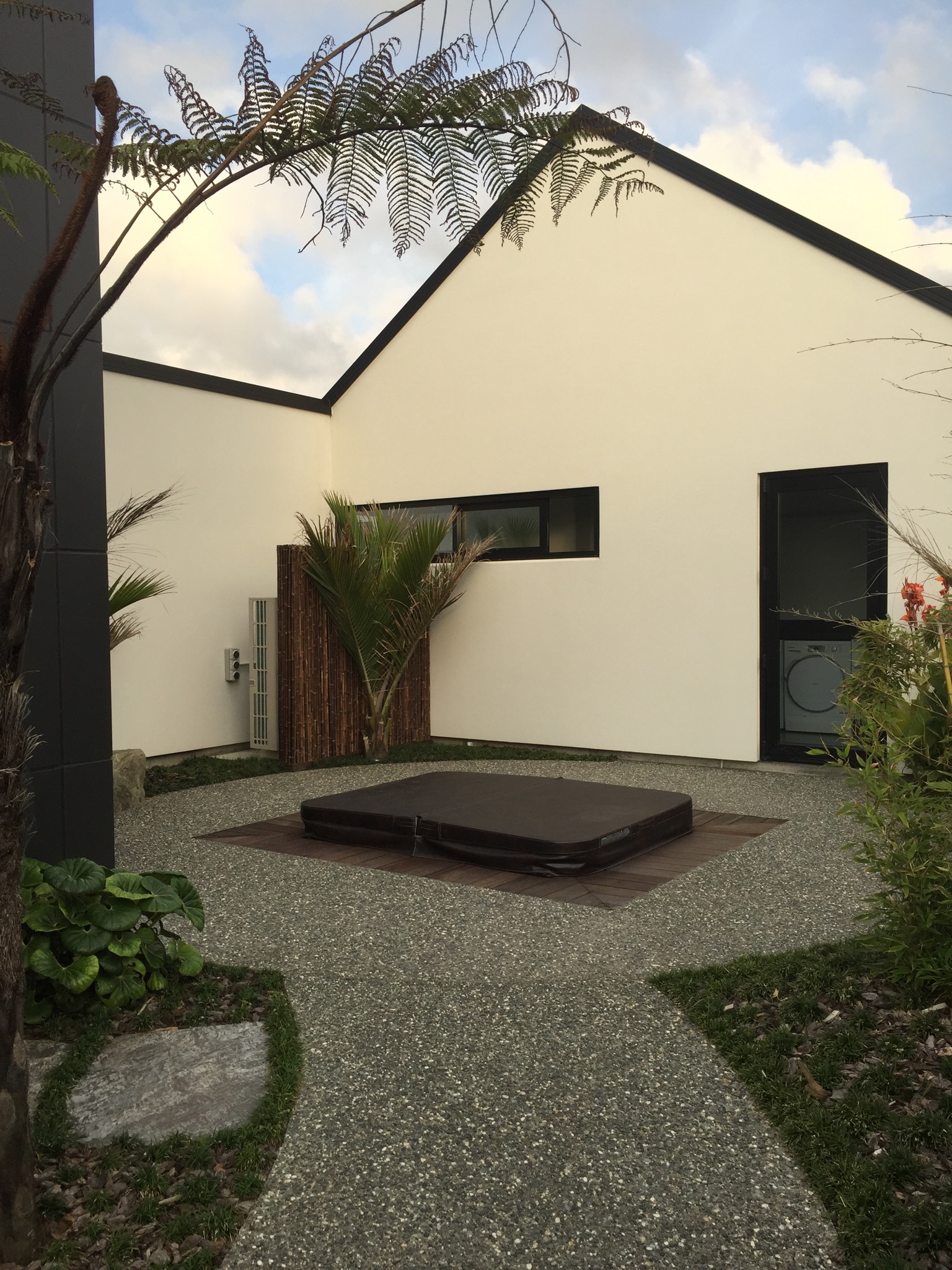 Master suite, ocean views in contemporary house Bed and breakfasts