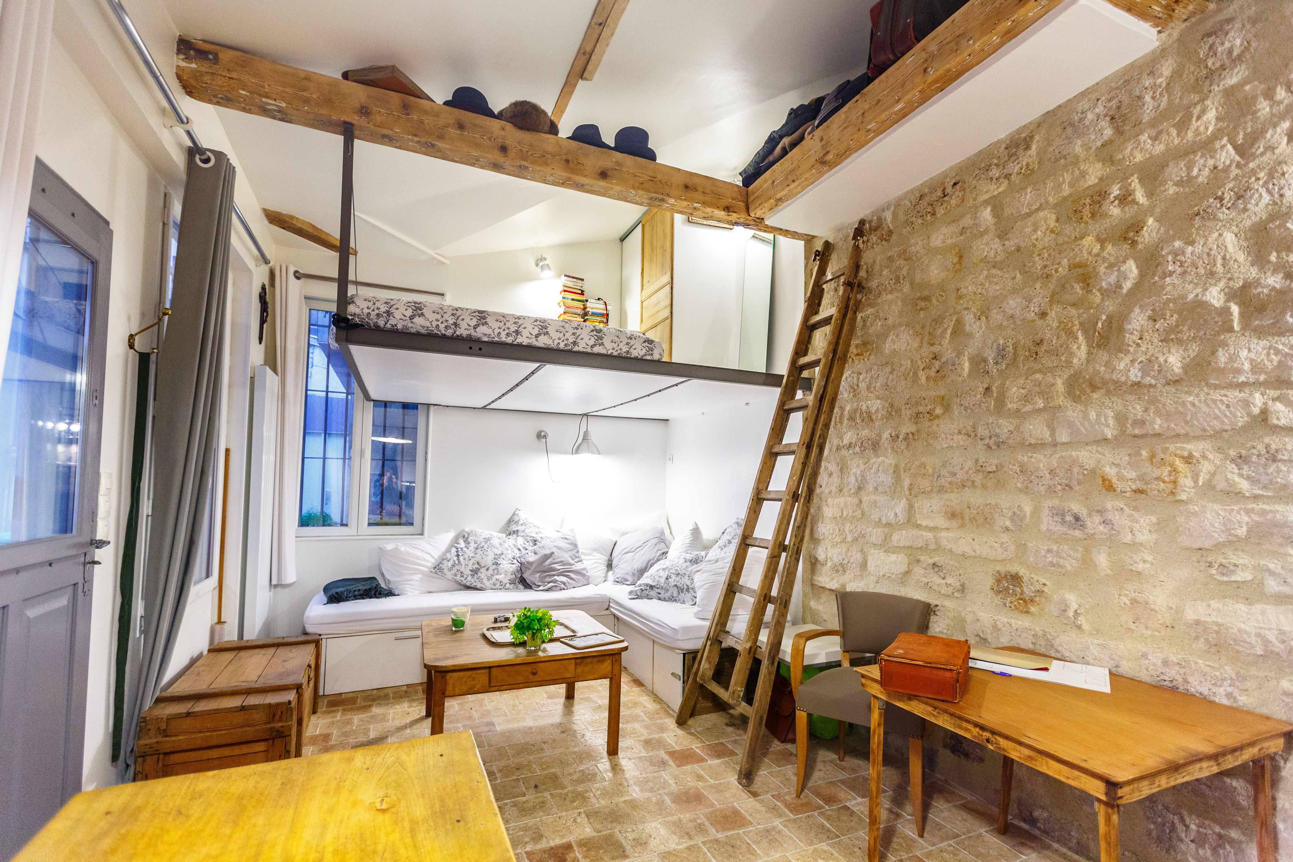 Small house in Paris Center 5p