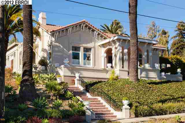 4 bedroom, 3 bathroom, huge, with palms and art in Lakeshore, Oakland