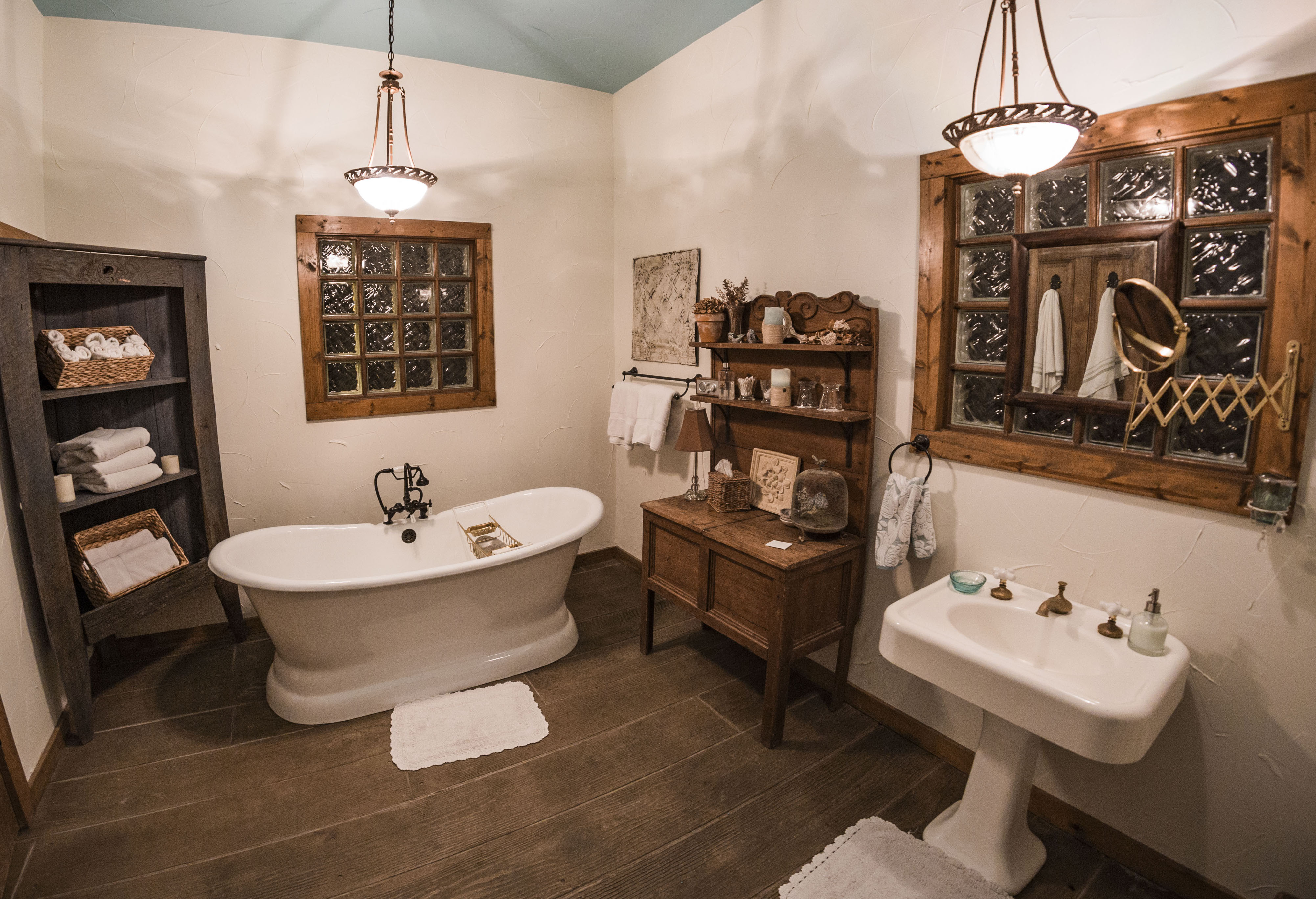 Winding Ridge Guest House Cabins for Rent in Ennis, Texas, United