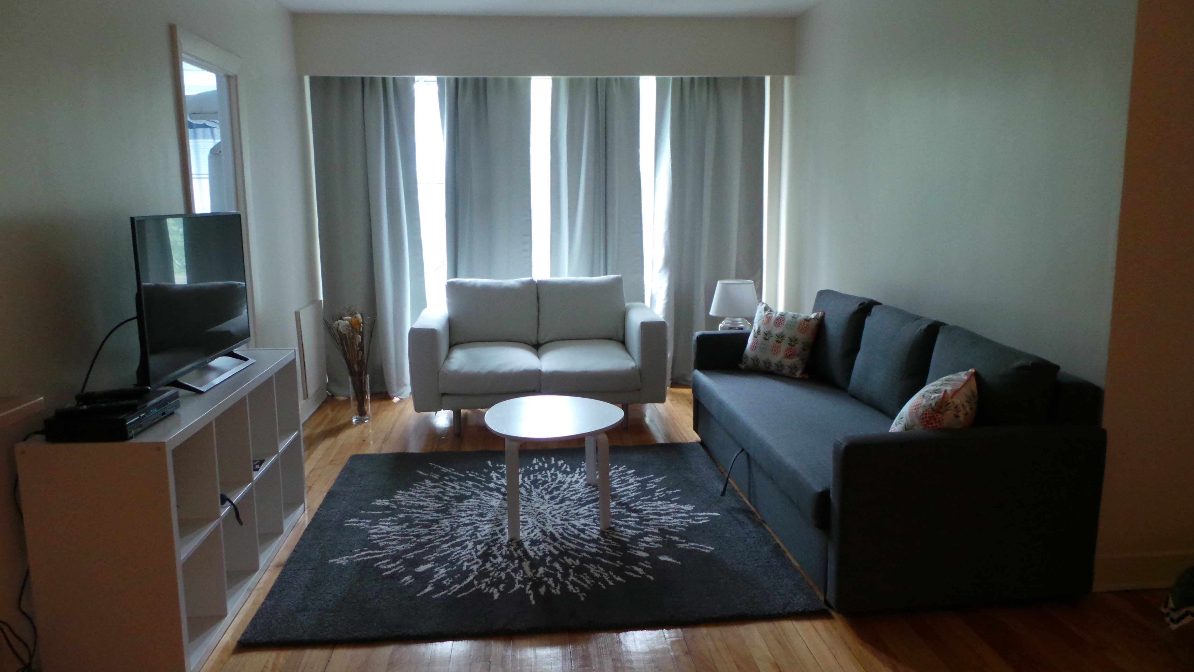 Comfy@cozy (apt 106) Street parking