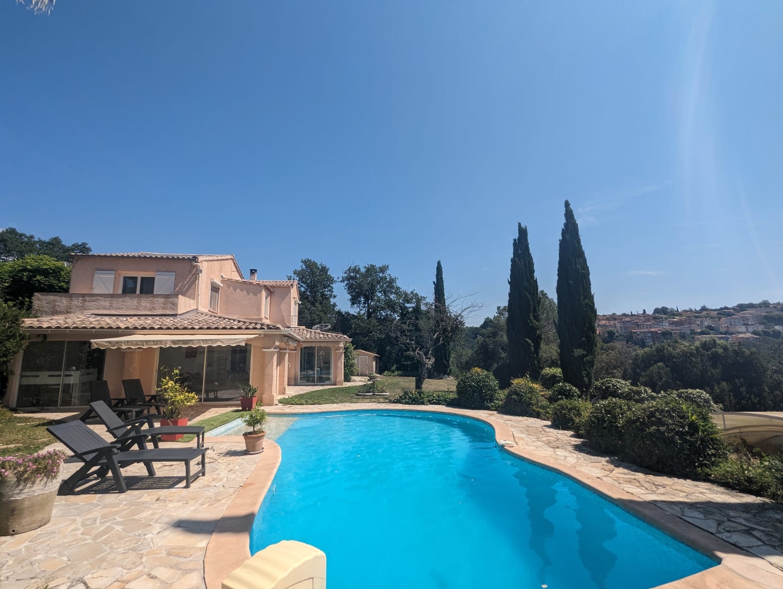 Quiet villa with pool and view, 10 people.