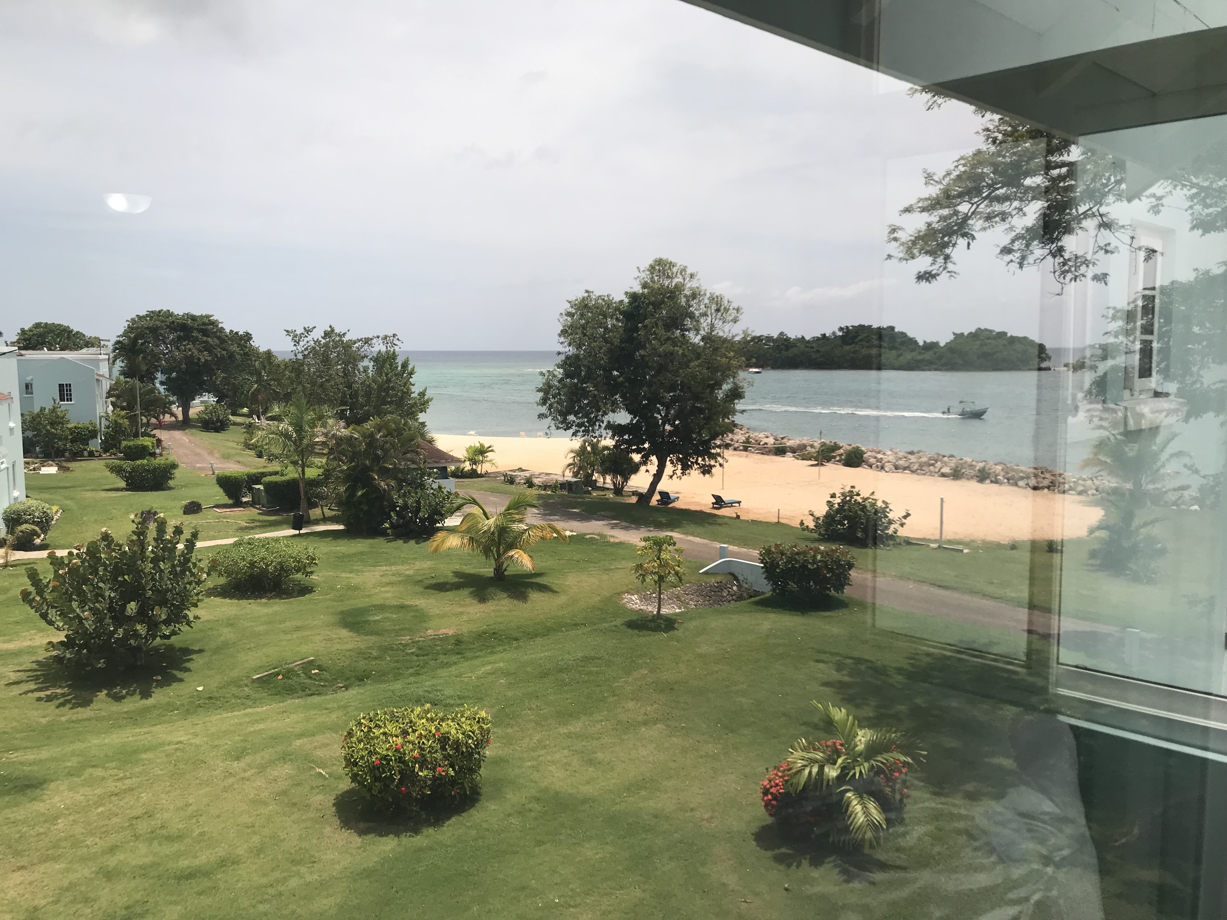 Just Remodeled! Seaview studio, beachfront complex