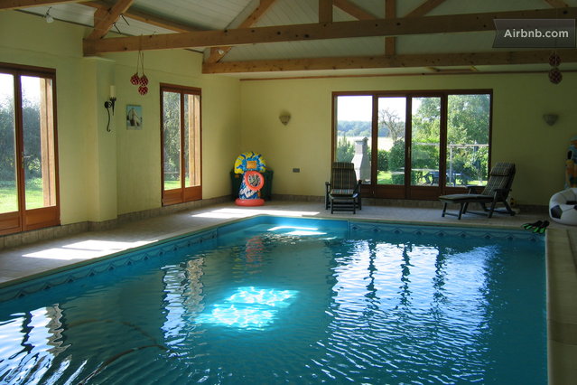 cosy cottage for two, indoor pool in Entrains-