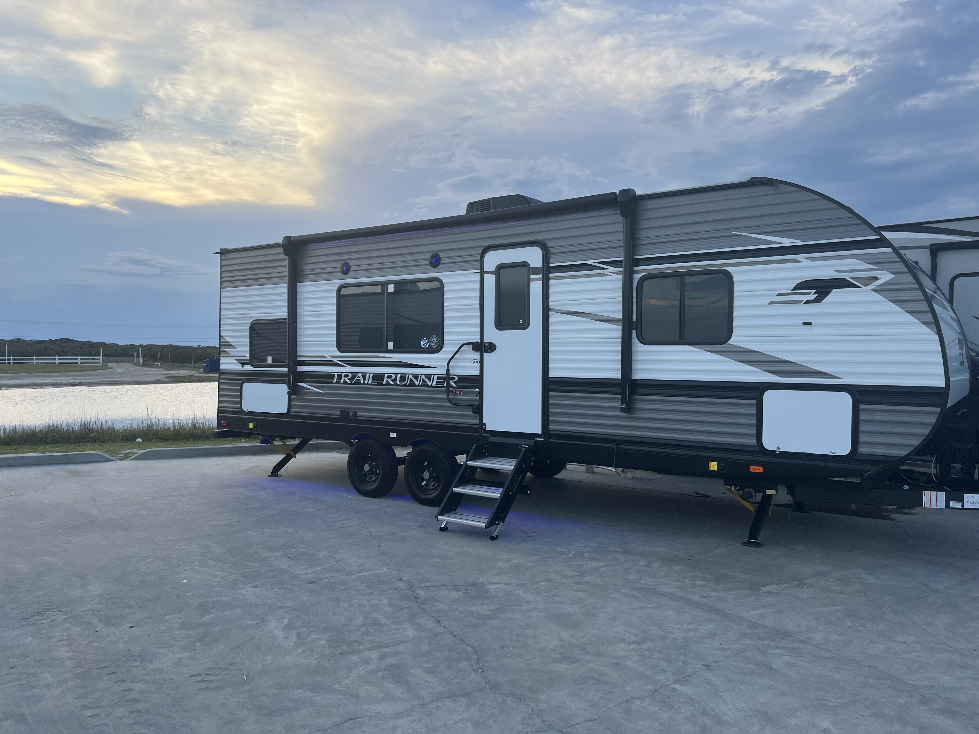 Waterfront RV#3- Sleeps 5 Fishing and Kayaking